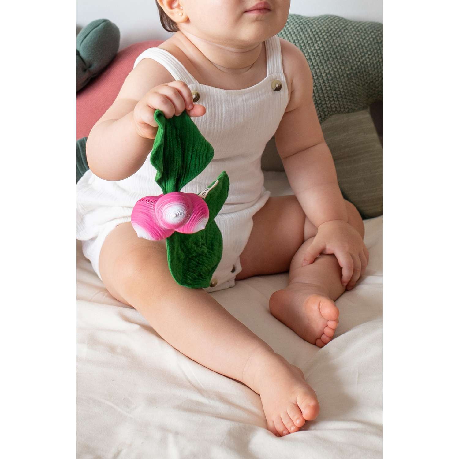 Прорезыватель комфортер OLI and CAROL MINI DOUDOU teether ramona the radish из натурального каучука - фото 6