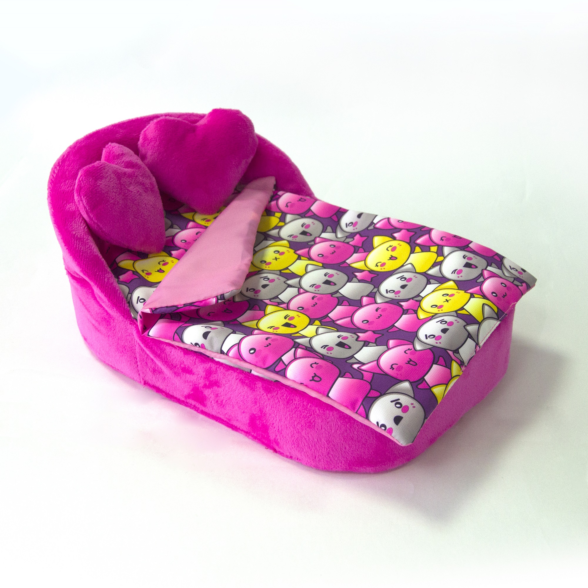 Набор мебели для кукол Belon familia Принт хор котят фиолетовый кровать с круглой спинкой 2 подушки НМ-003/4-33 - фото 1
