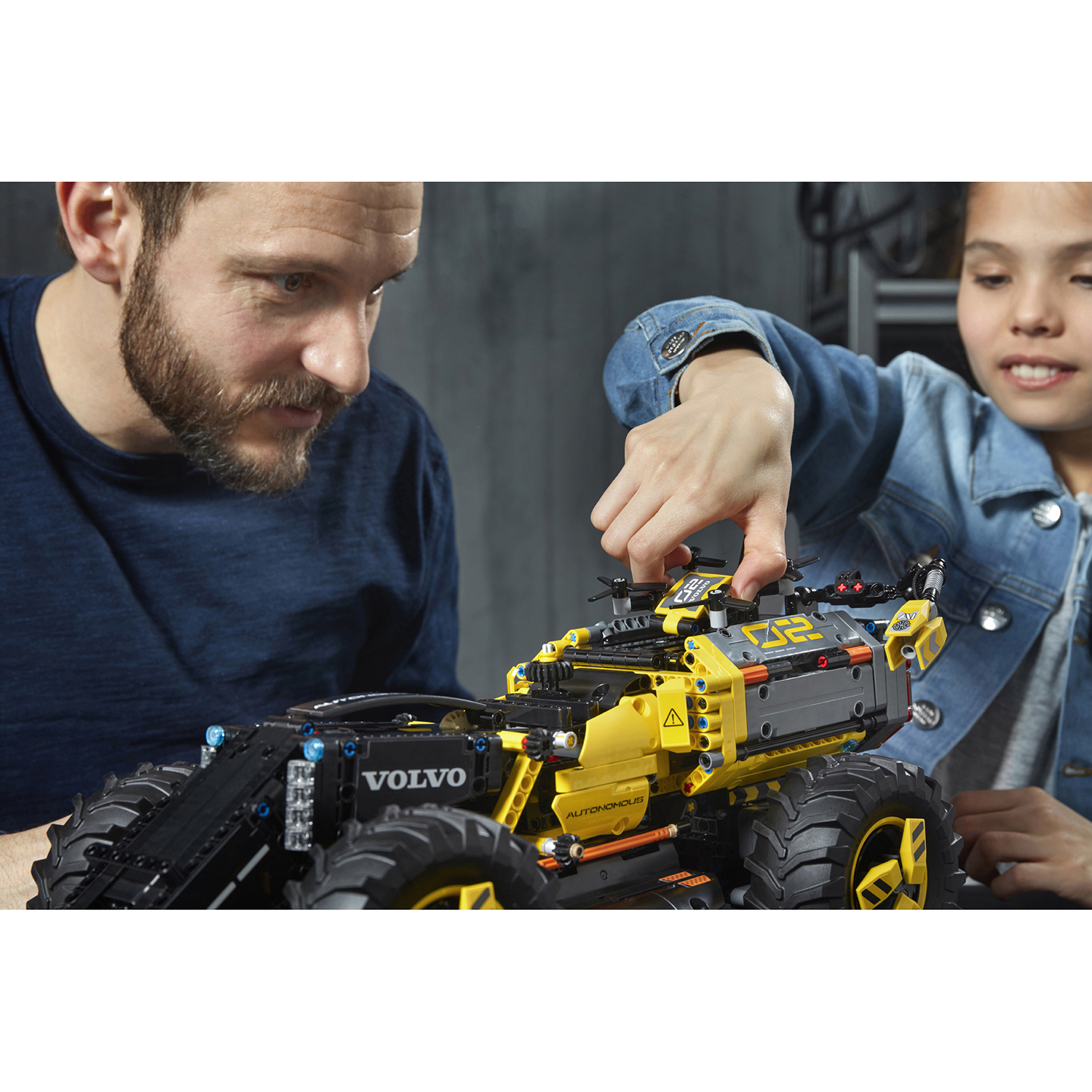 Конструктор LEGO Technic Volvo колёсный погрузчик ZEUX 42081 - фото 47