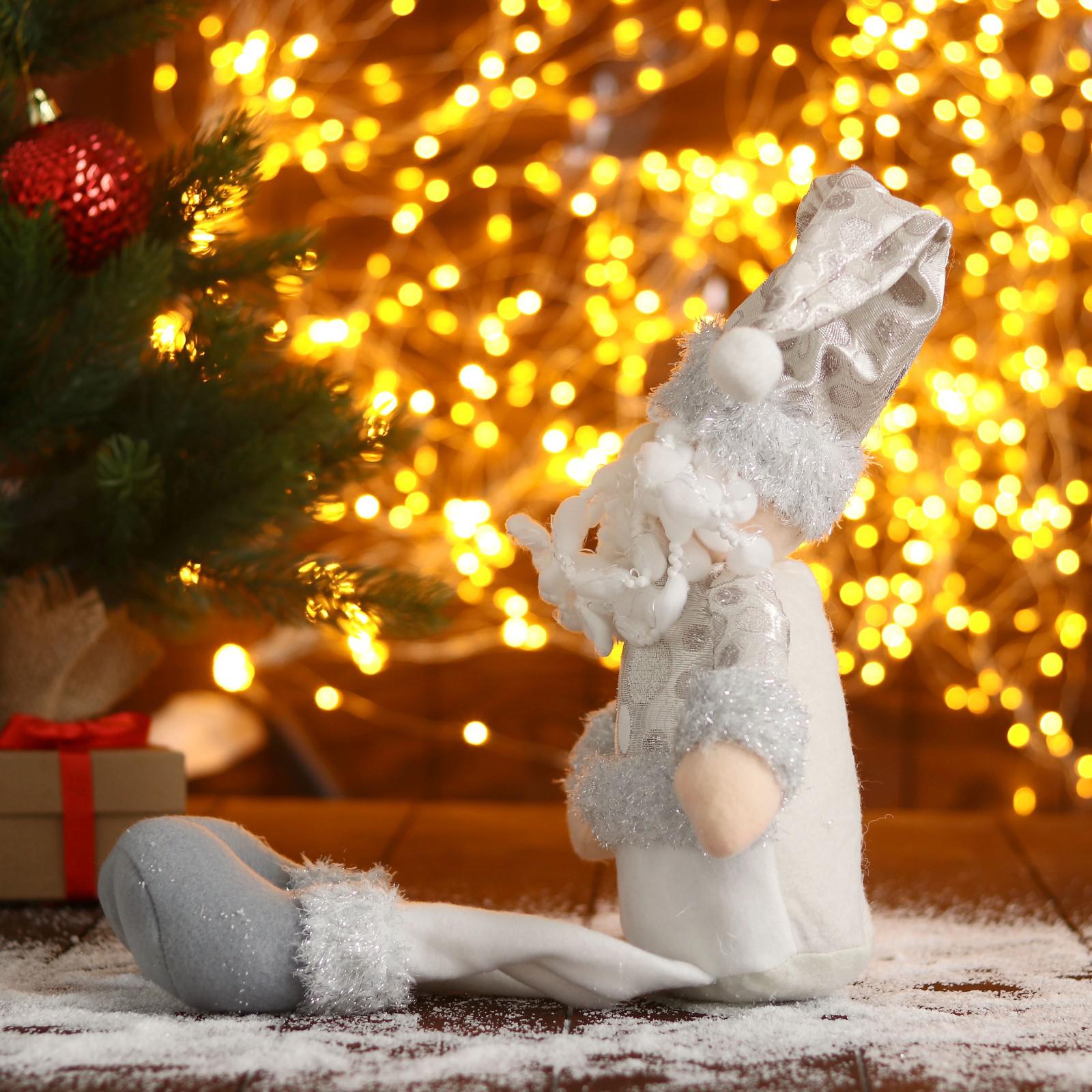 Мягкая игрушка Зимнее волшебство «Дед Мороз в шапочке с кружочками-длинные ножки» 15х45 см серебристо-белый - фото 2