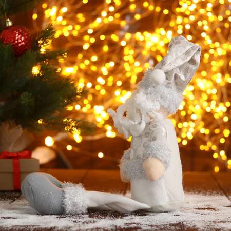 Мягкая игрушка Зимнее волшебство «Дед Мороз в шапочке с кружочками-длинные ножки» 15х45 см серебристо-белый