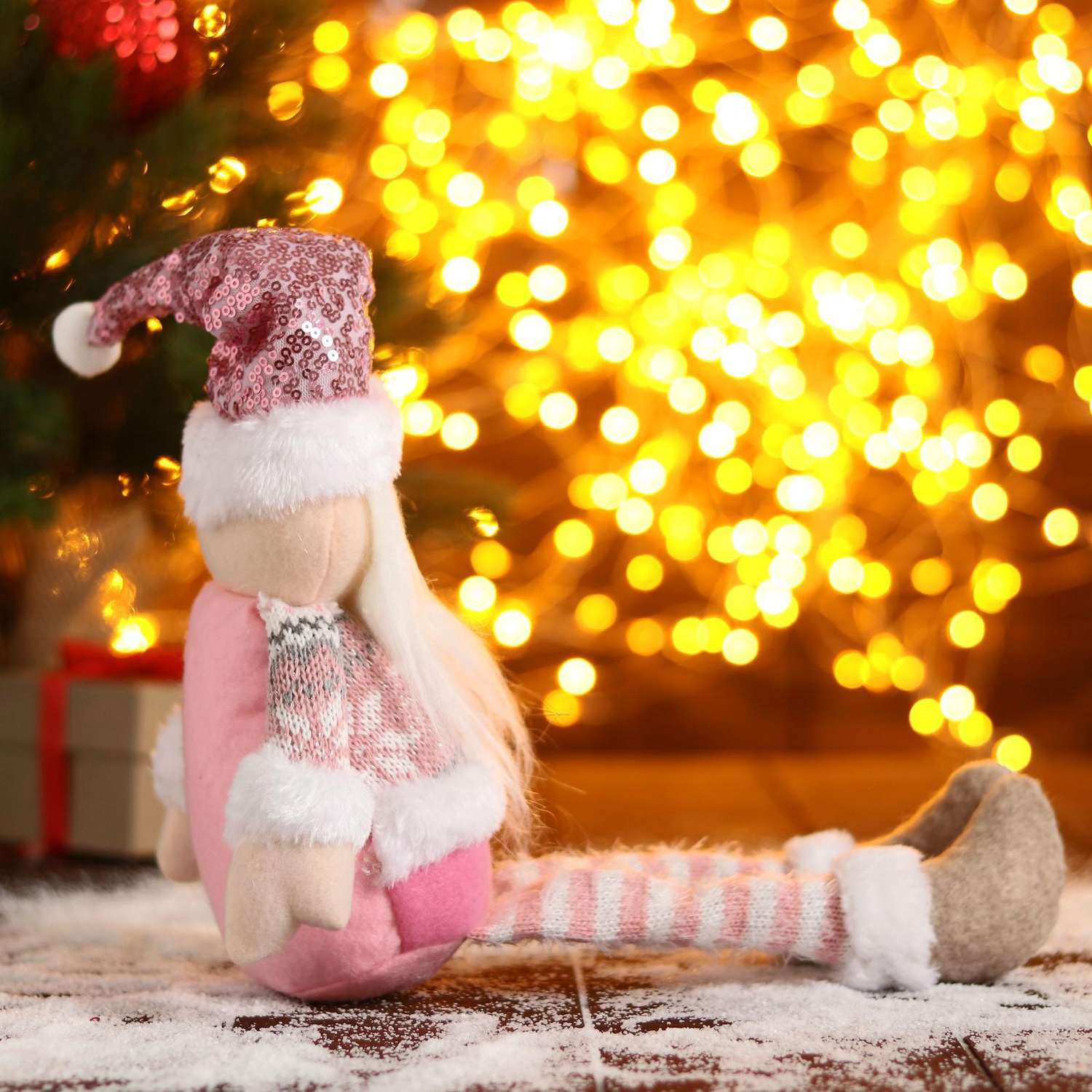 Мягкая игрушка Зимнее волшебство «Дед Мороз в розой шапочке-длинные ножки» 11х37см бело-розовый - фото 4