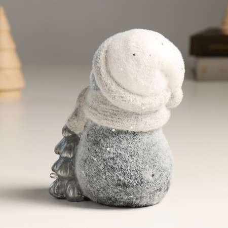 Сувенир Sima-Land керамика свет «Пингвин в новогоднем колпаке и шарфике у ёлочки» 12х8 8х15 8 см