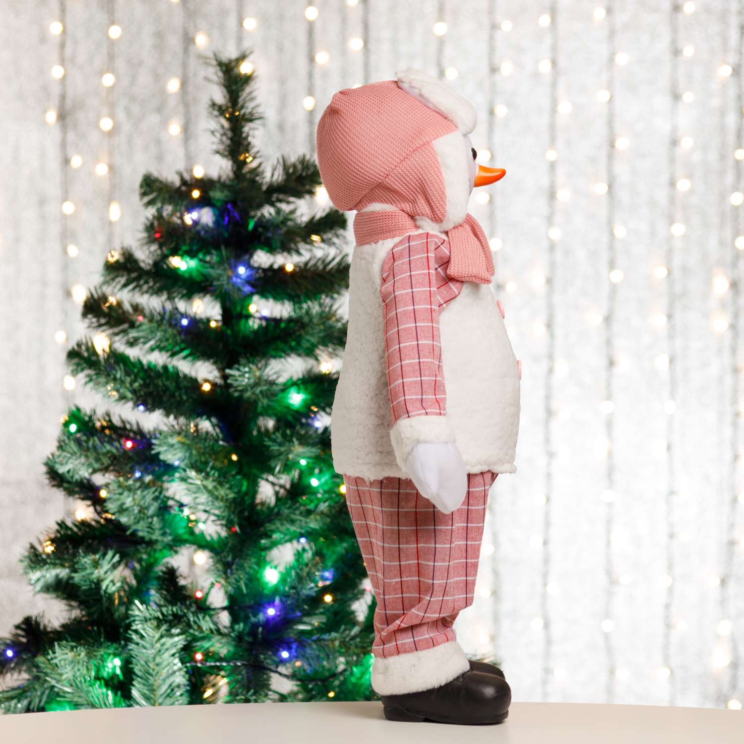 Фигура декоративная BABY STYLE Снеговик в костюме в розовую клеточку 60 см - фото 5