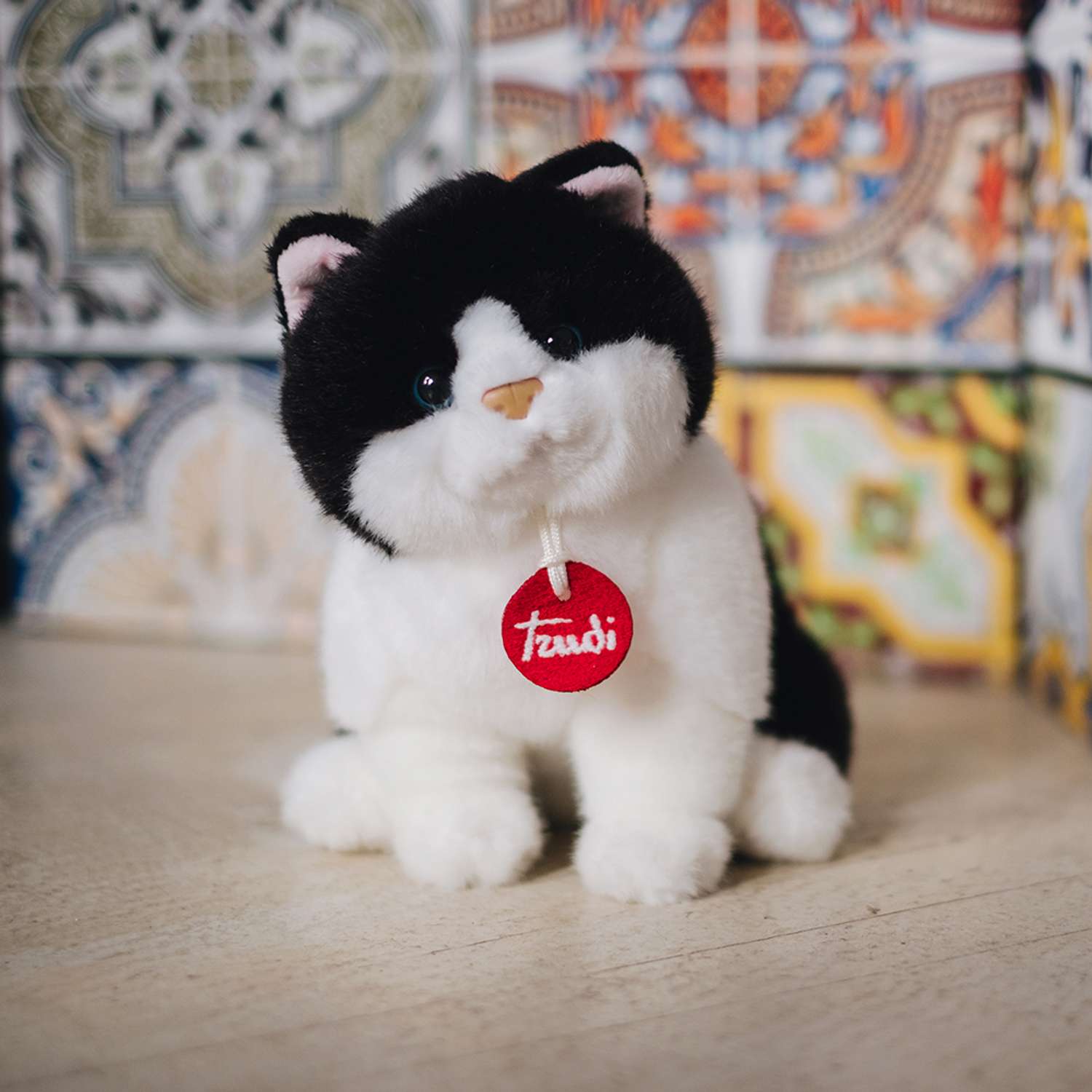 Мягкая игрушка TRUDI Котёнок Брэд черно-белый 16x19x22 см - фото 1