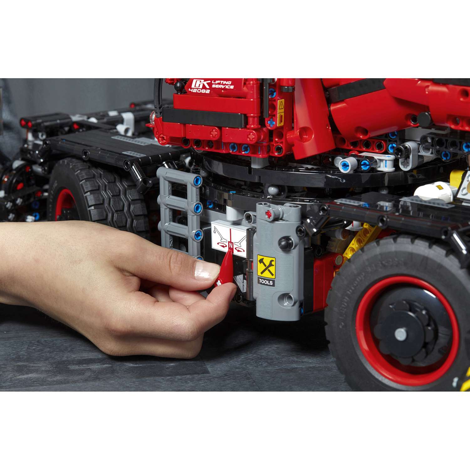 Конструктор LEGO Technic Подъёмный кран для пересечённой местности 42082 - фото 36