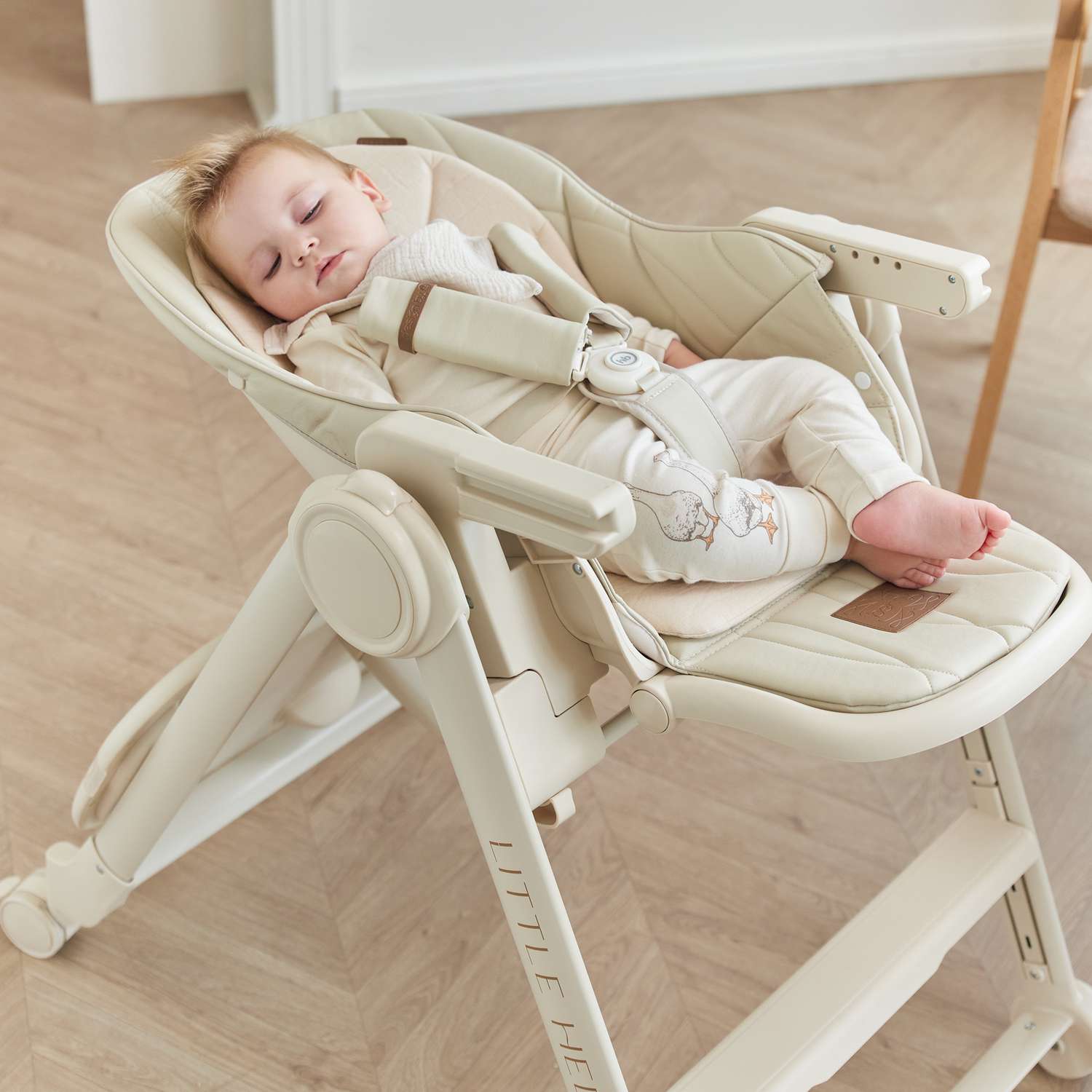 Стульчик для кормления happy baby berny basic new до 25 кг шезлонг light grey