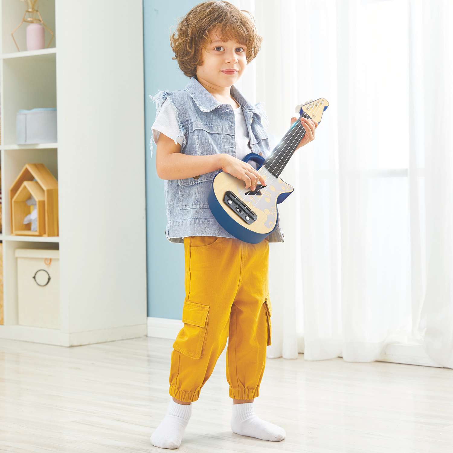 Музыкальная игрушка HAPE Гавайская гитара для детей Мерцающая укулеле синяя - фото 2