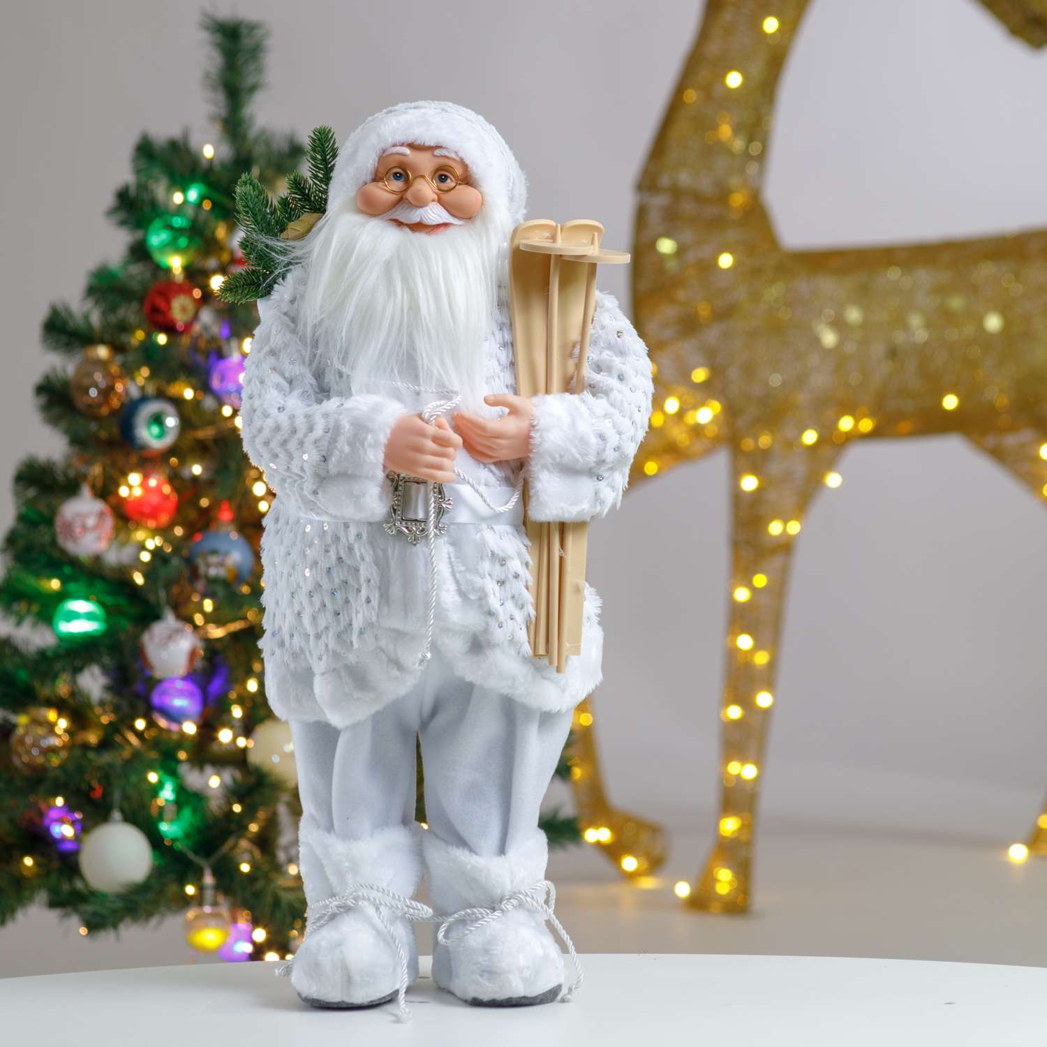 Фигура декоративная BABY STYLE Дед Мороз в белом костюме с лыжами 60 см - фото 1