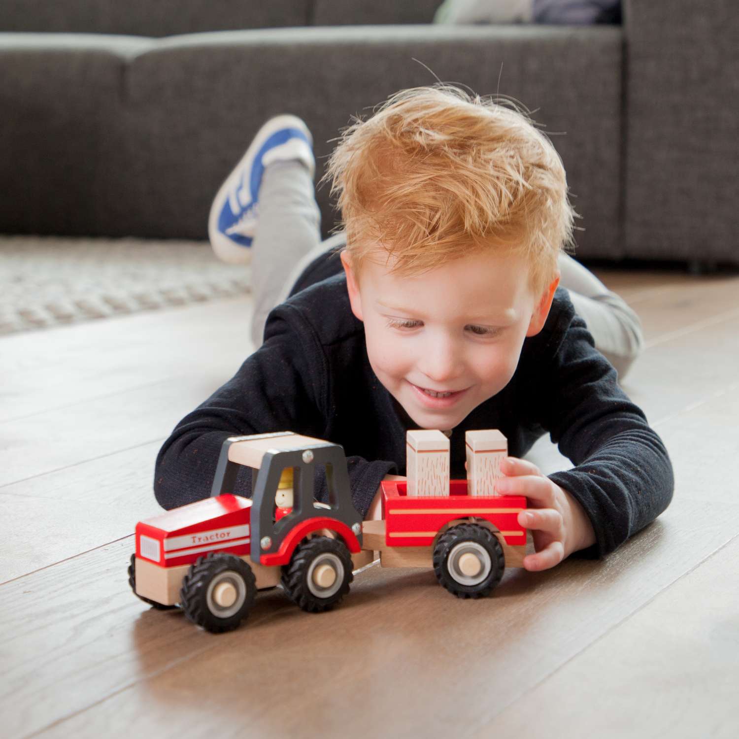 Трактор игрушечный New Classic Toys с прицепом сено 11943 - фото 5