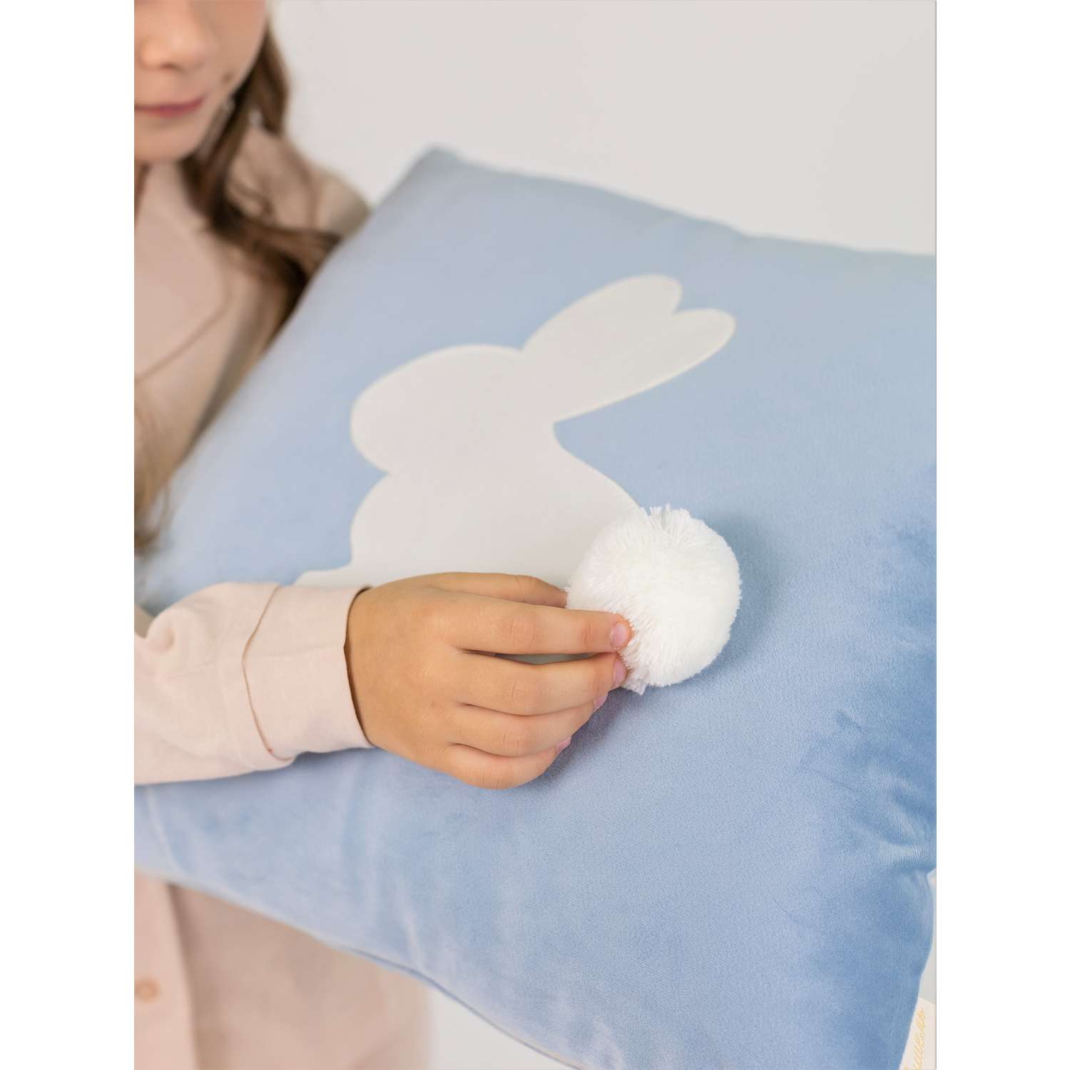 Подушка декоративная детская Мишель Зайка с пушистым хвостом цвет голубой правая - фото 3