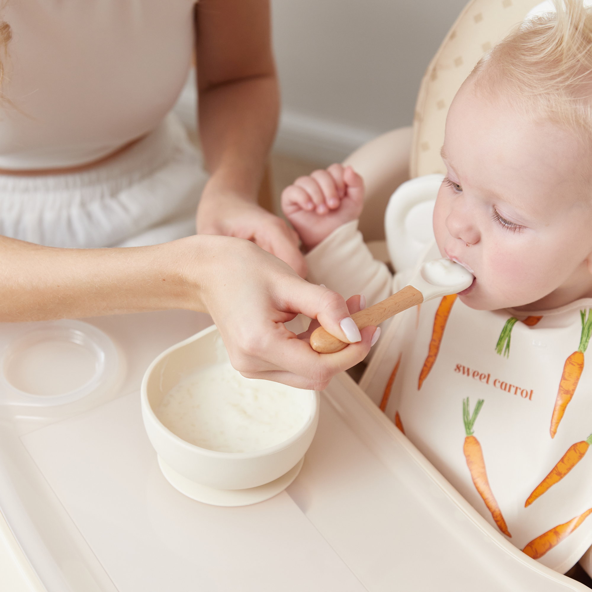 Нагрудник Happy Baby слюнявчик водонепроницаемый на липучке оранжевый - фото 6