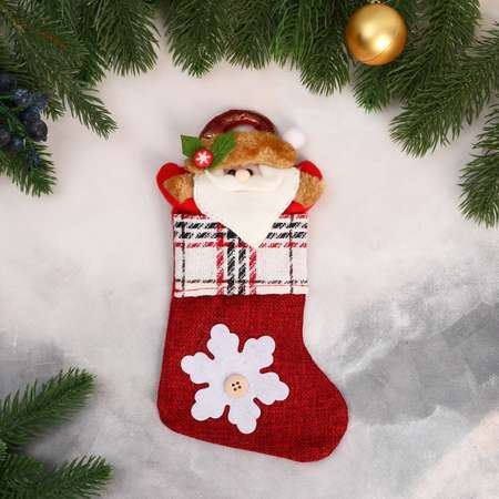 Носок Зимнее волшебство для подарков «Дед Мороз и снежинка с пуговкой» 12х24 см красный