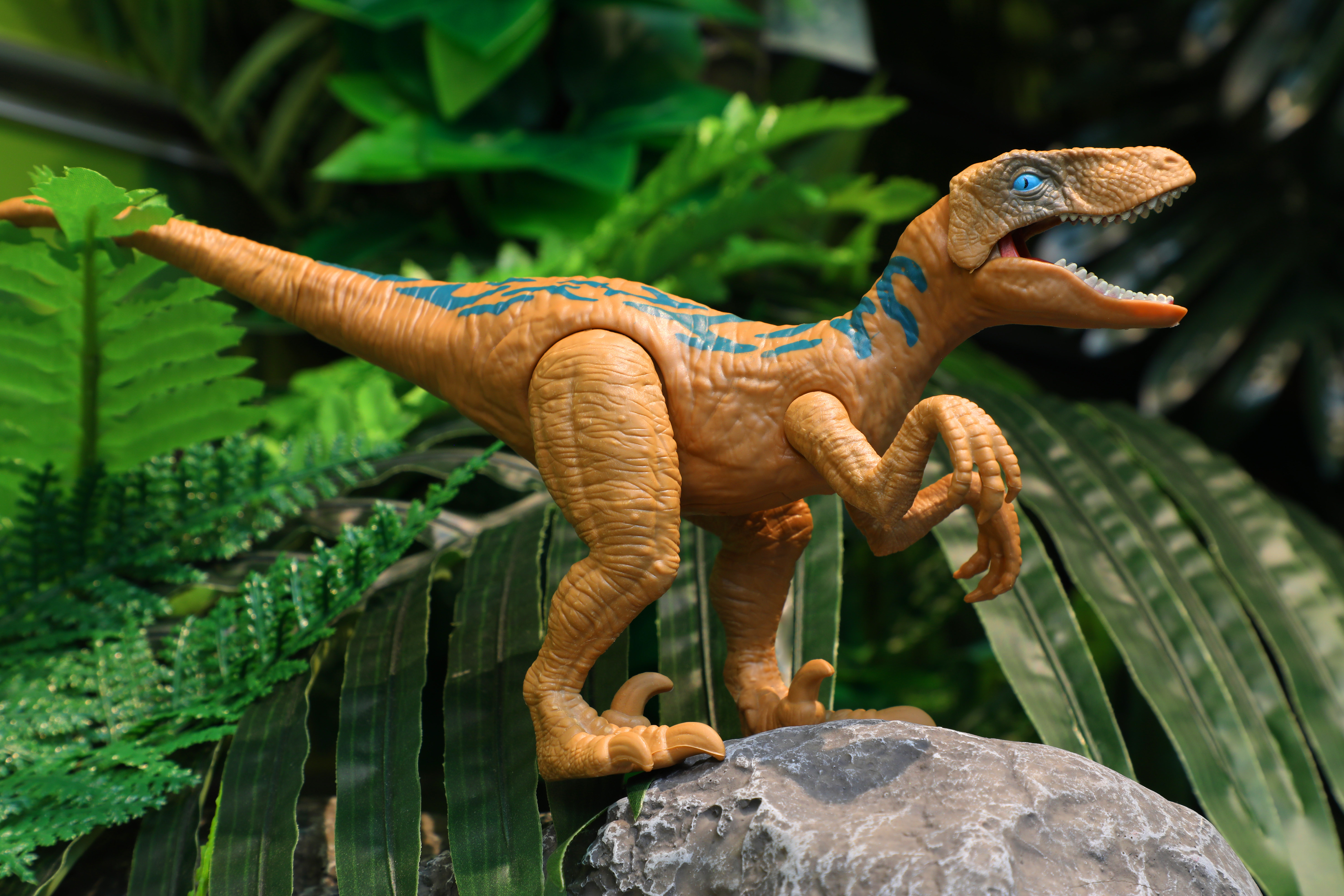 Фигурка динозавра Dinos Unleashed Раптор со звуковыми эффектами - фото 3