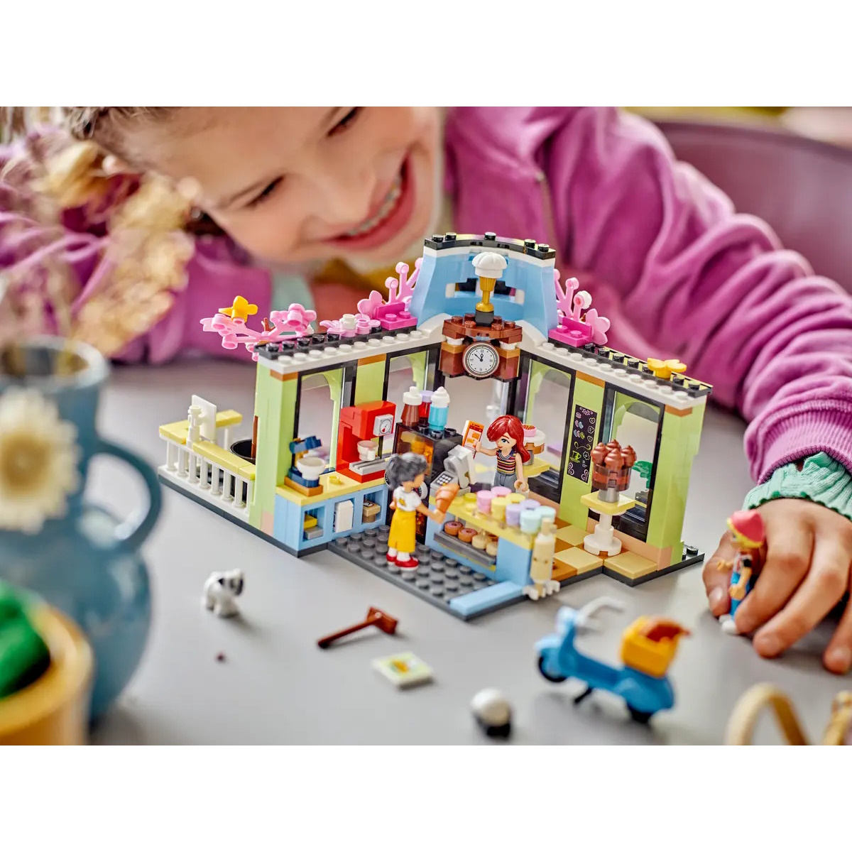 Конструктор LEGO Friends Кафе Хартлейк Сити 42618 - фото 13