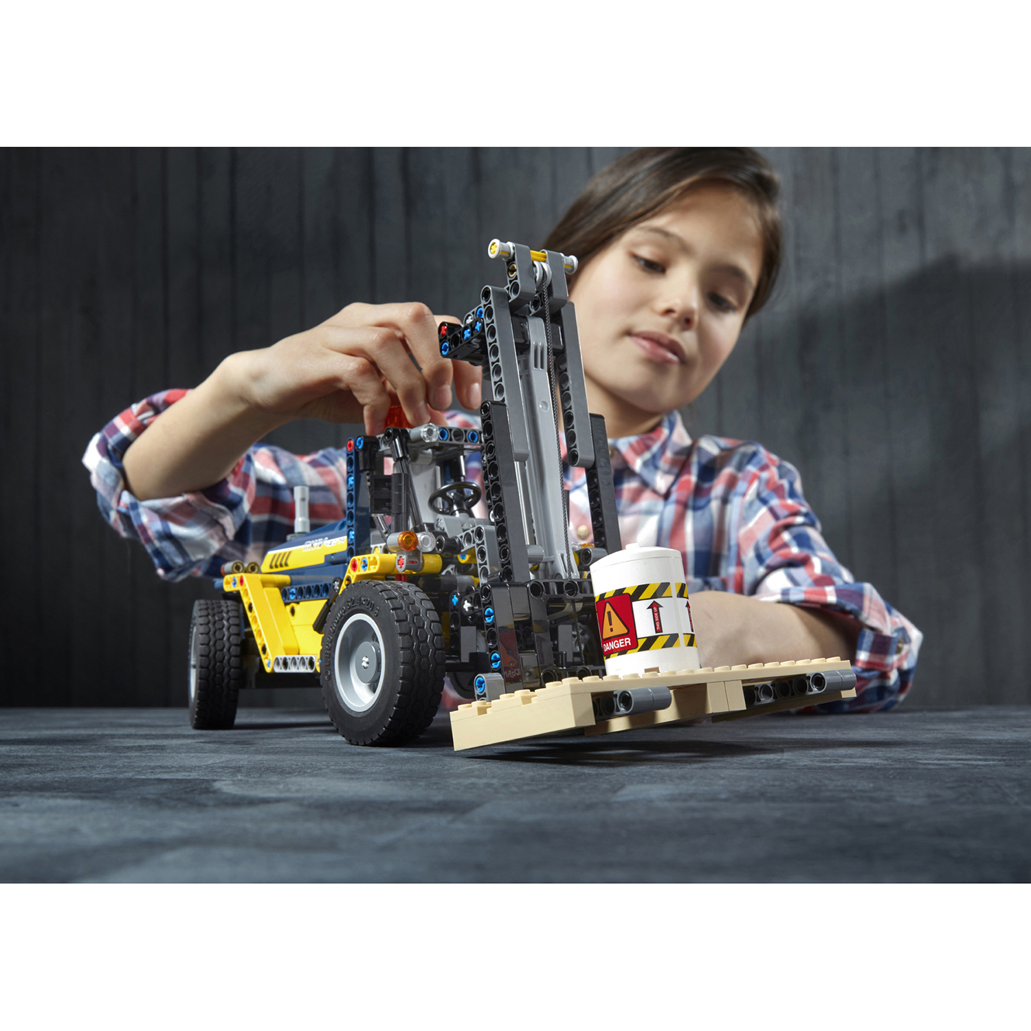 Конструктор LEGO Technic Сверхмощный вилочный погрузчик 42079 - фото 26