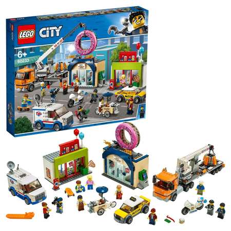 Конструктор LEGO City Town Открытие магазина по продаже пончиков 60233