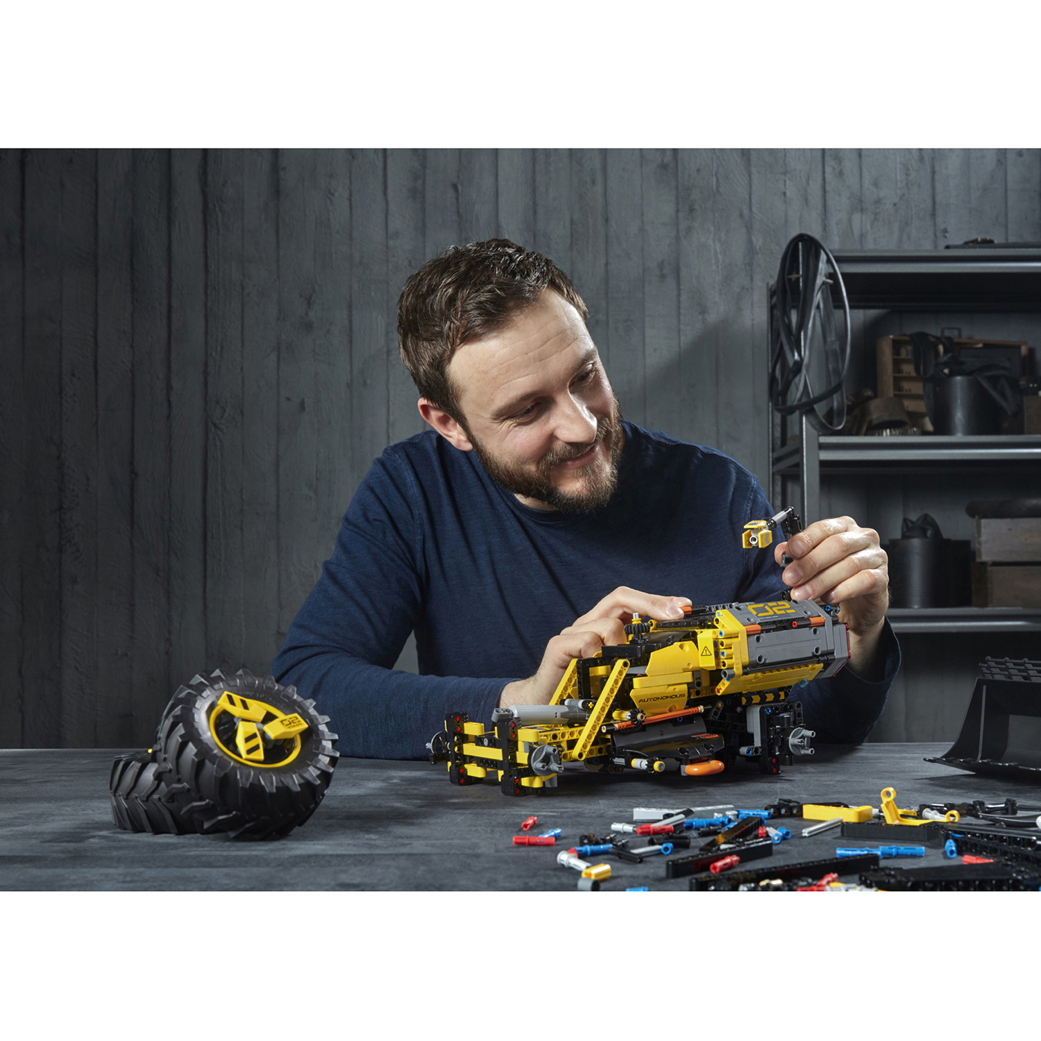 Конструктор LEGO Technic Volvo колёсный погрузчик ZEUX 42081 - фото 36