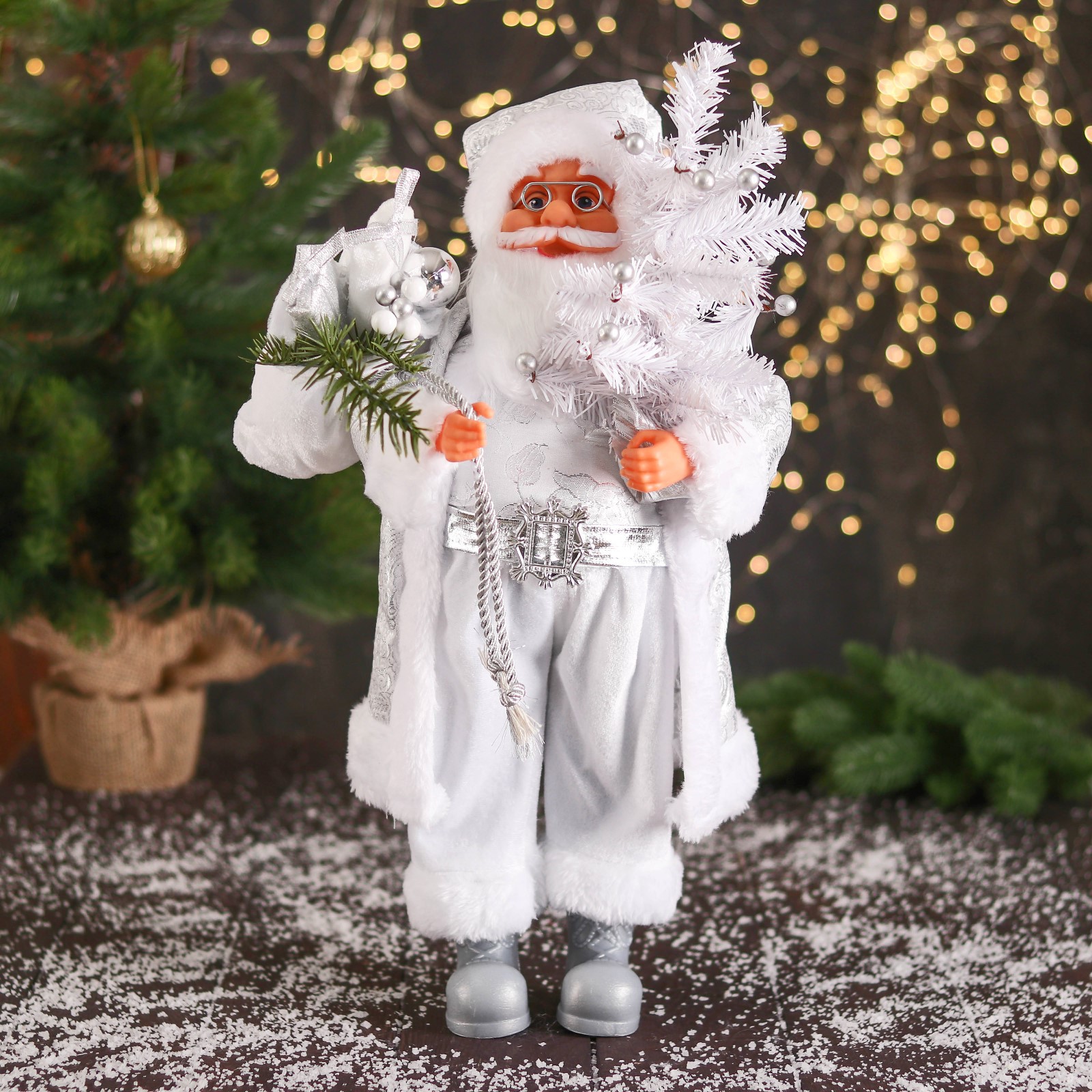 Дед мороз Зимнее волшебство «В высоком колпачке в ремешке и с мешком» 44 см серебристо-белый - фото 1