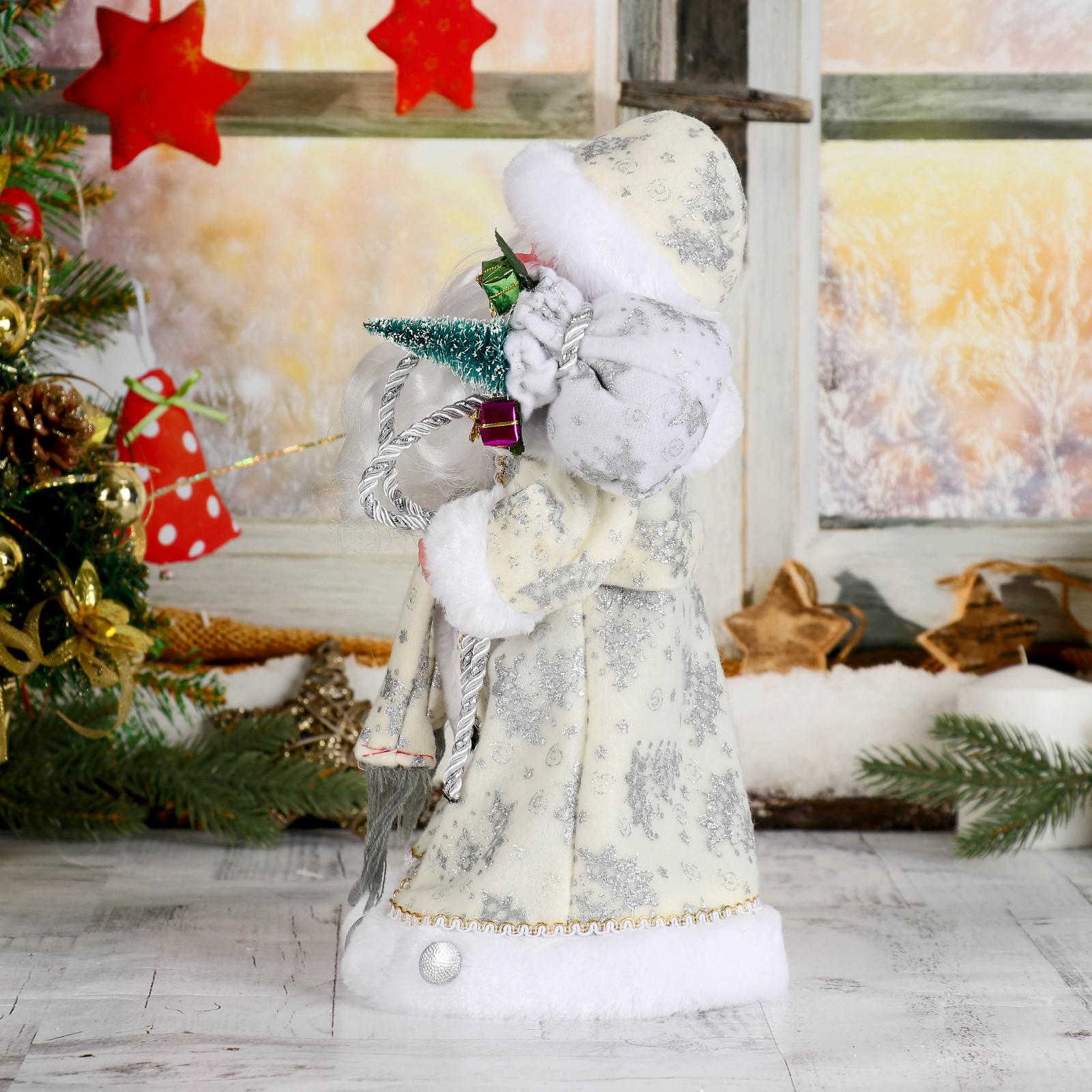 Дед мороз Зимнее волшебство «В белой шубке с подарками» двигается с подсветкой 30 см - фото 2