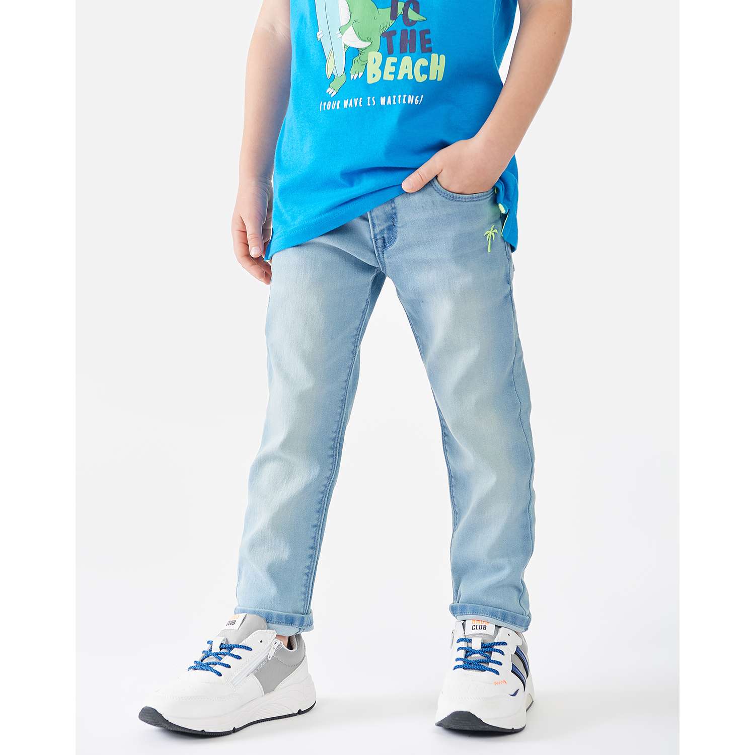 His jeans blue. Голубые джинсы-брюки мальчику. Голубые джинсы для мальчика. Блю Севен детская одежда. Красные джинсы голубые для мальчиков