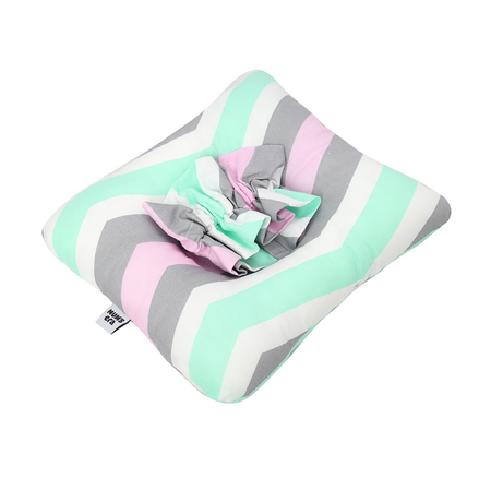 Подушка для новорожденных Mums Era для кормления и укачивания с резинкой зиг заг