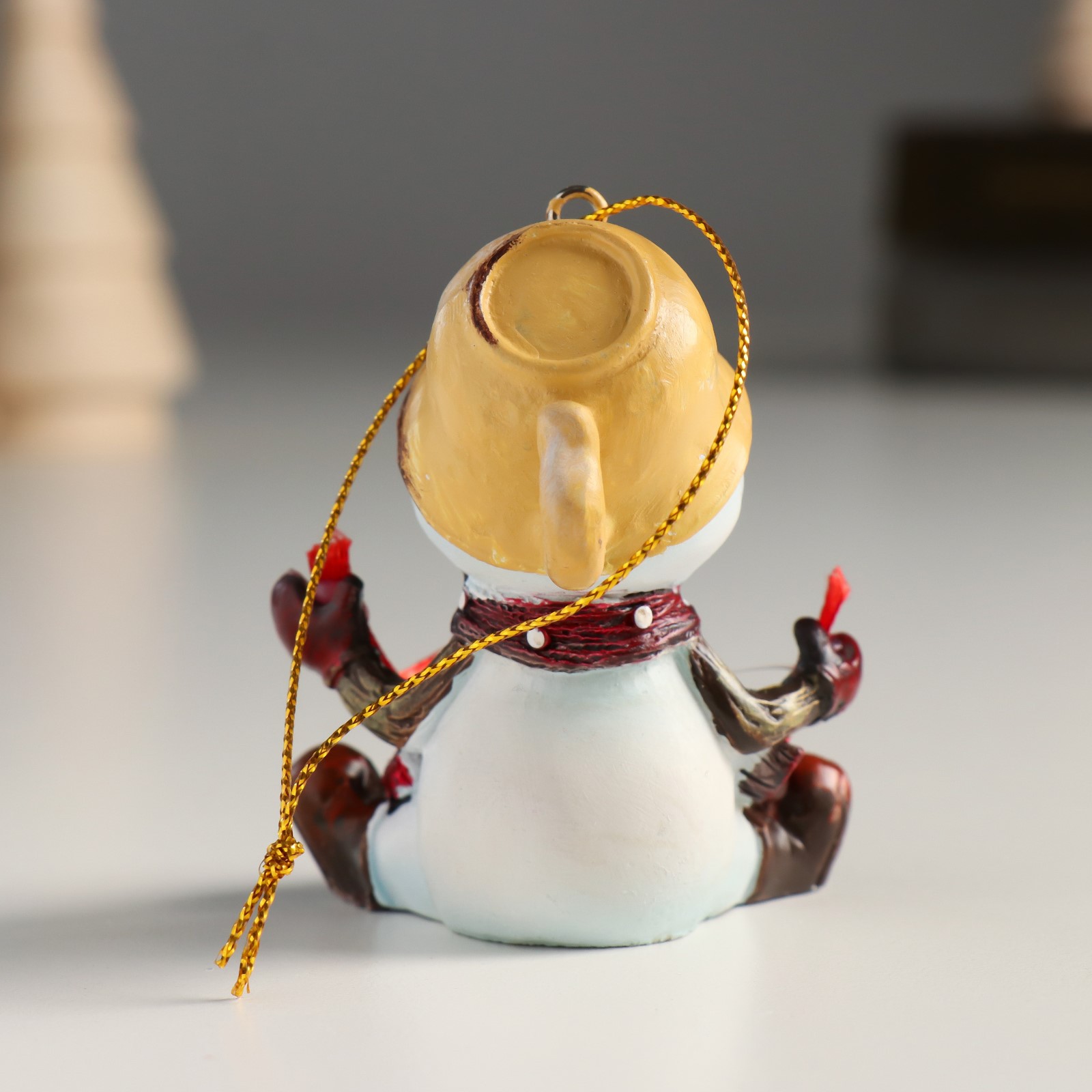 Сувенир Sima-Land полистоун подвеска «Снеговичок с чашкой на голове распаковывает подарок» 6х5х6 см - фото 3