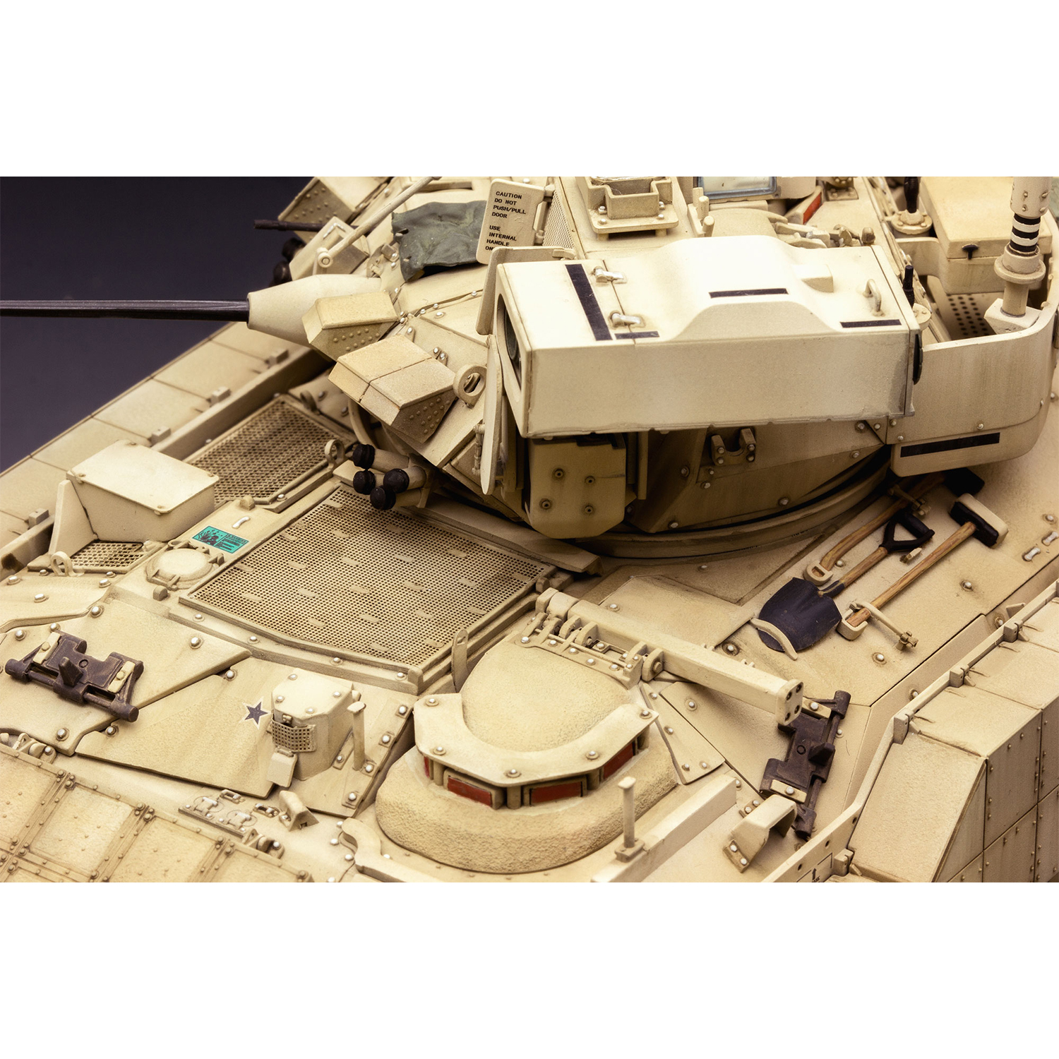 Сборная модель MENG SS-006 танк M3A3 Bradley w/BUSK III 1/35 24278616712 - фото 2