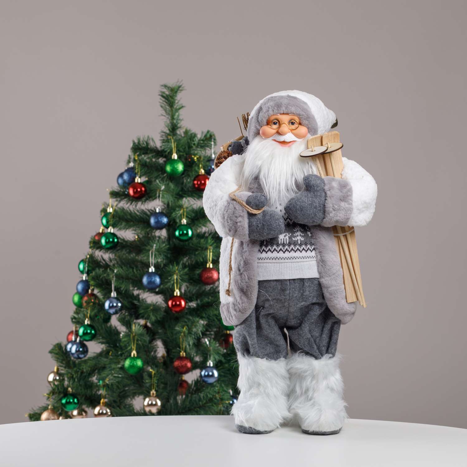 Фигура декоративная BABY STYLE Дед Мороз бело-серый костюм с оленями на свитере с лыжами 60 см - фото 1