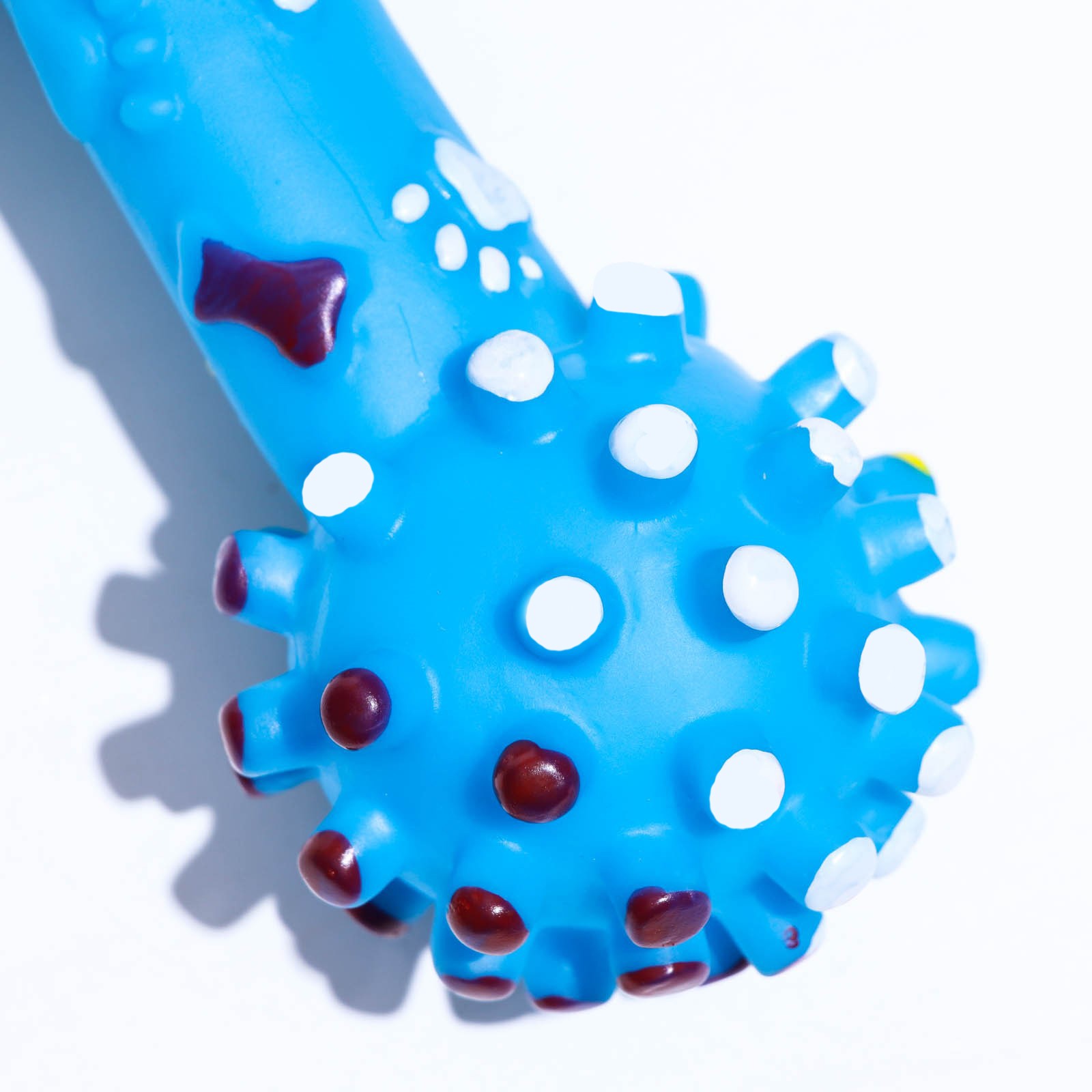 Игрушка для собак Пижон пищащая увеличенная «Гантель с лапками» синяя - фото 2