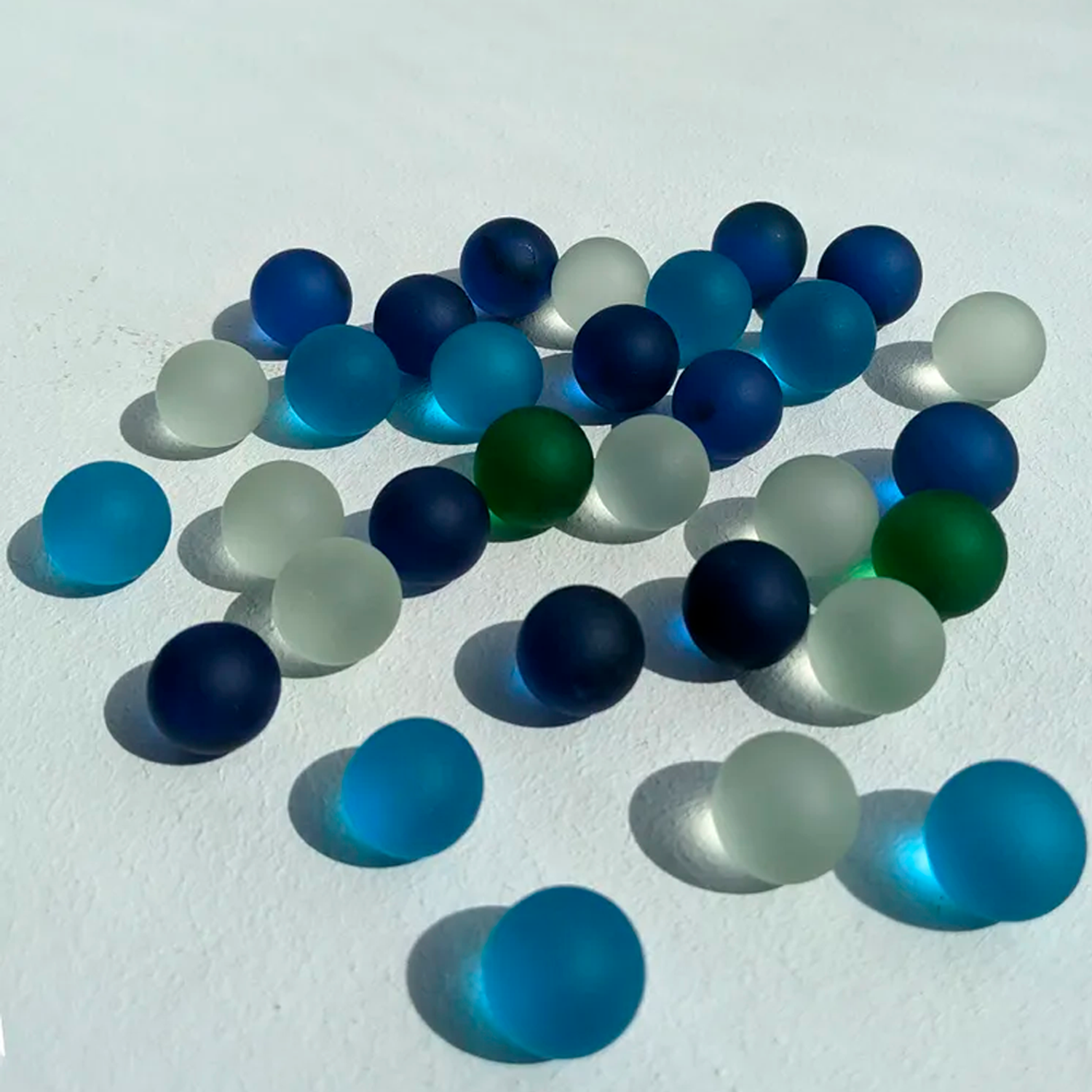 Стеклянные шарики Riota камешки марблс грунт стеклянный Матовые прозрачные Голубые синие белые зеленые 16 мм 30 шт - фото 1