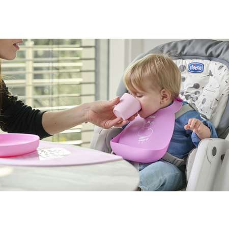Нагрудник Chicco силиконовый Easy Roll розовый для детей от 6 месяцев