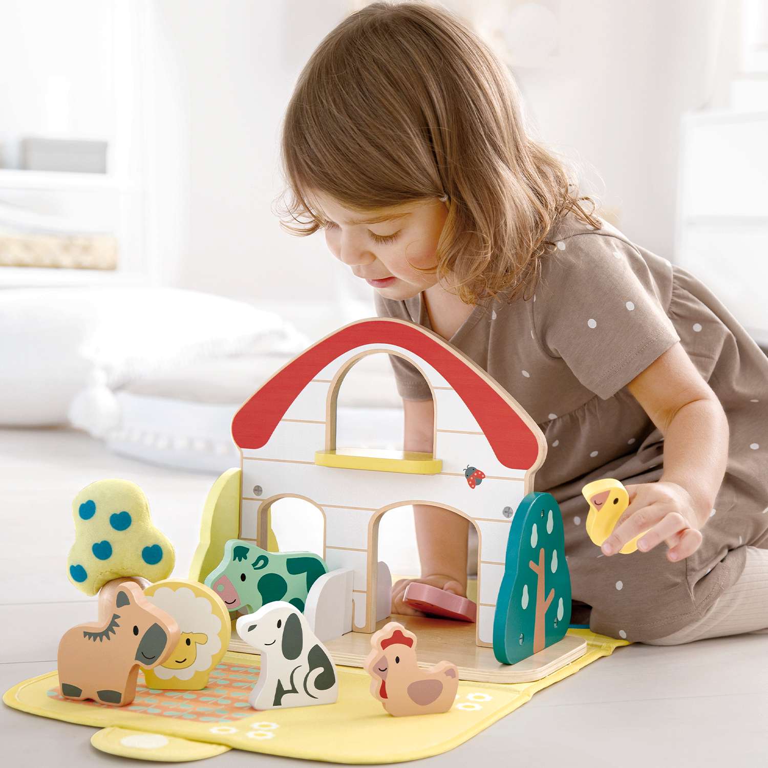 Развивающая игрушка для детей Hape Ферма коврик и фигурки животных серия пастель E8538_HP - фото 1