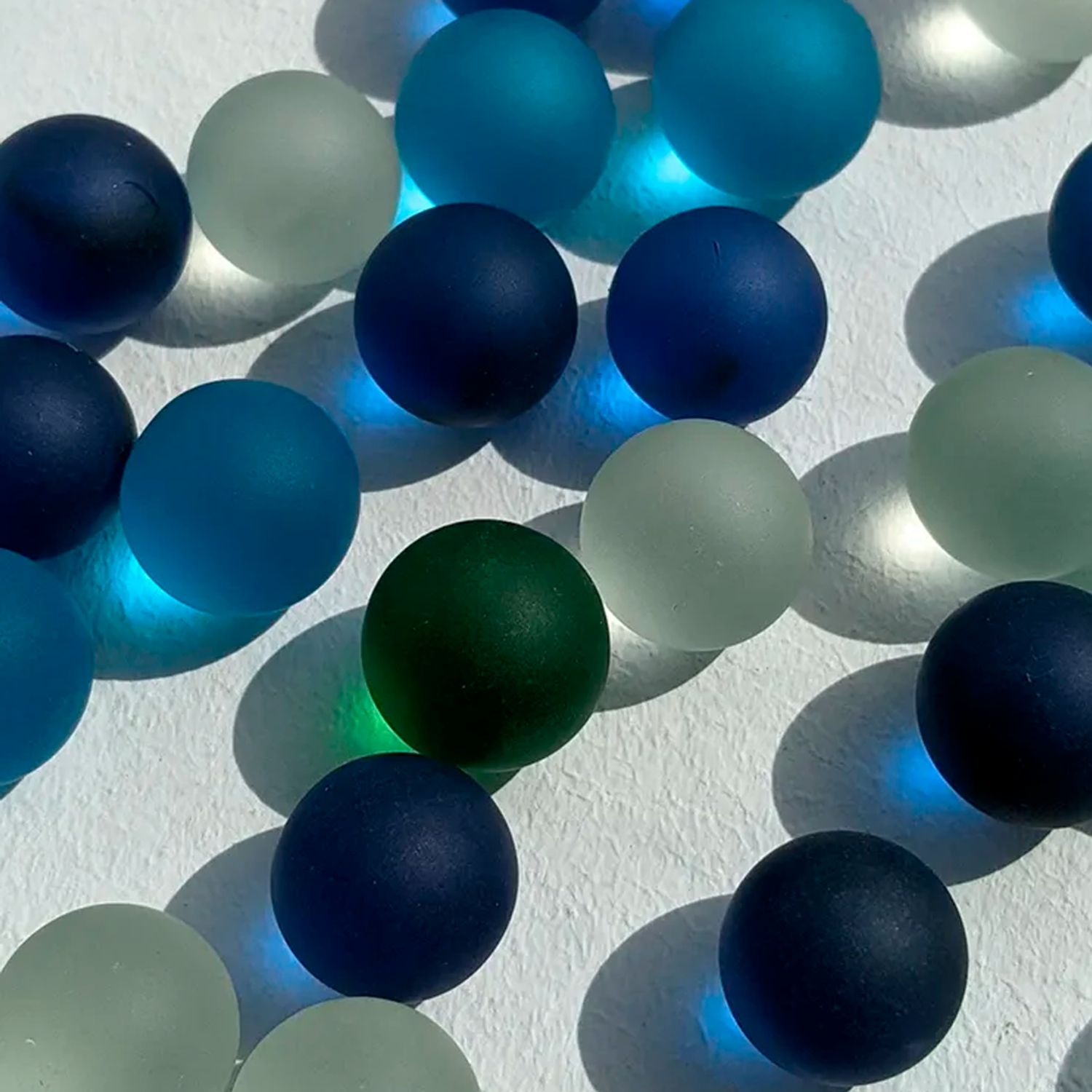Стеклянные шарики Riota камешки марблс грунт стеклянный Матовые прозрачные Голубые синие белые зеленые 16 мм 30 шт - фото 2