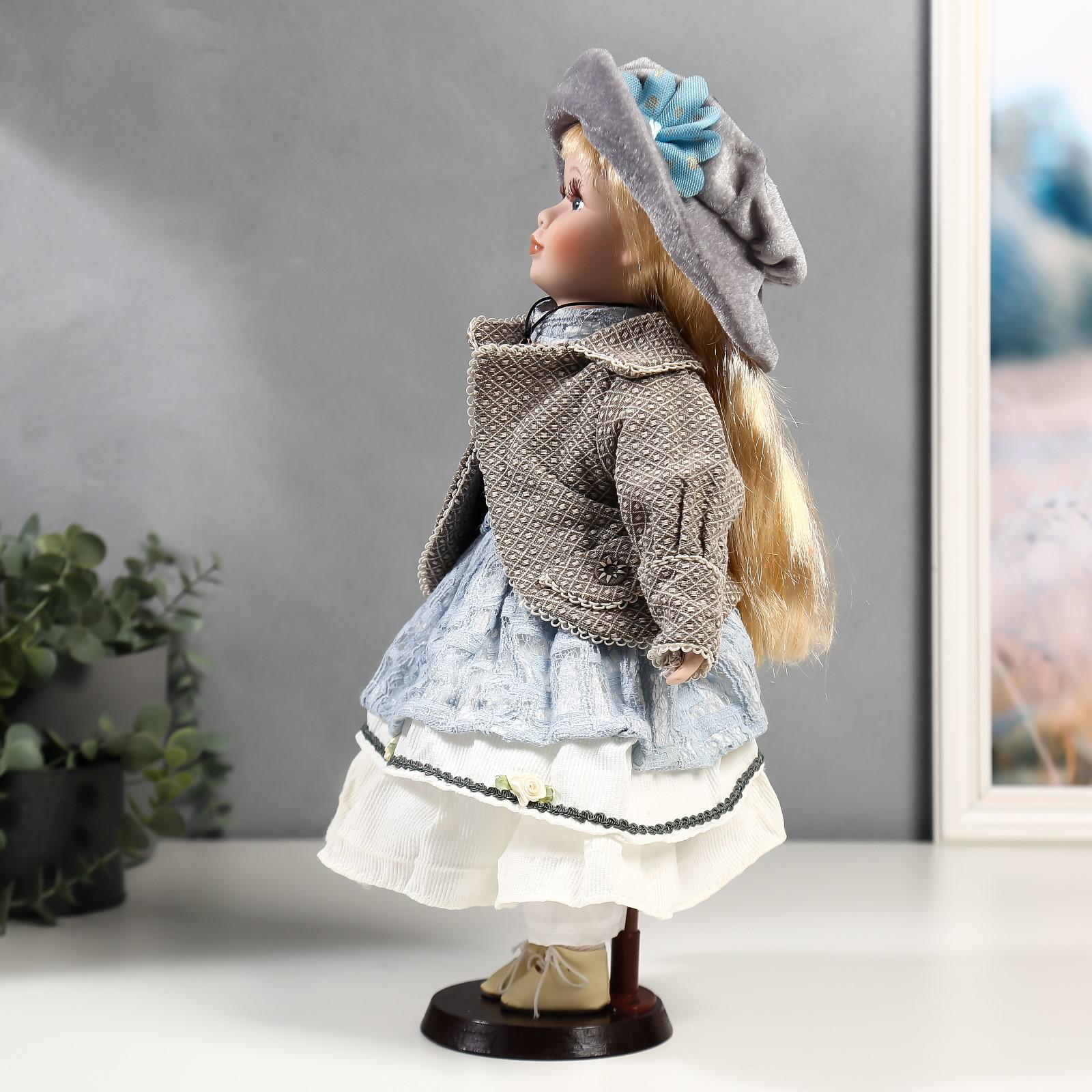 Кукла коллекционная Зимнее волшебство керамика «Лиза в голубом кружевном платье и серой курточке» 40 см - фото 3
