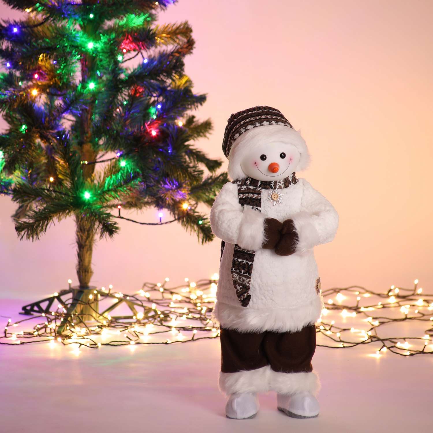 Фигура декоративная BABY STYLE Снеговик белый костюм коричневые штаны 60 см - фото 1