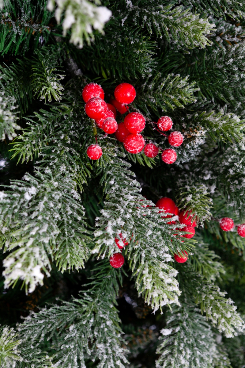 Искусственная елка Crystal Trees Лаки заснеженная с ягодами 180 см. - фото 3