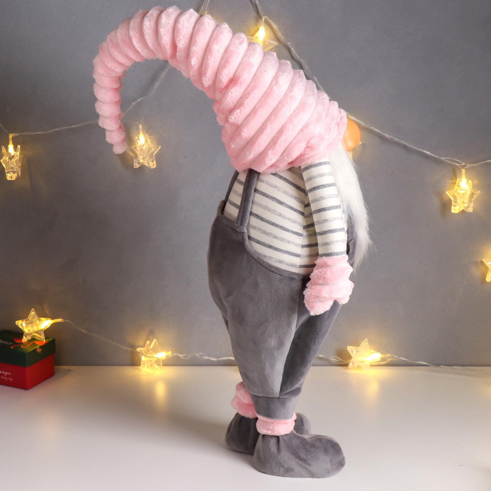 Кукла интерьерная Зимнее волшебство «Дед Мороз в сером комбинезоне и розовом меховом колпаке» 88х18х28 - фото 2