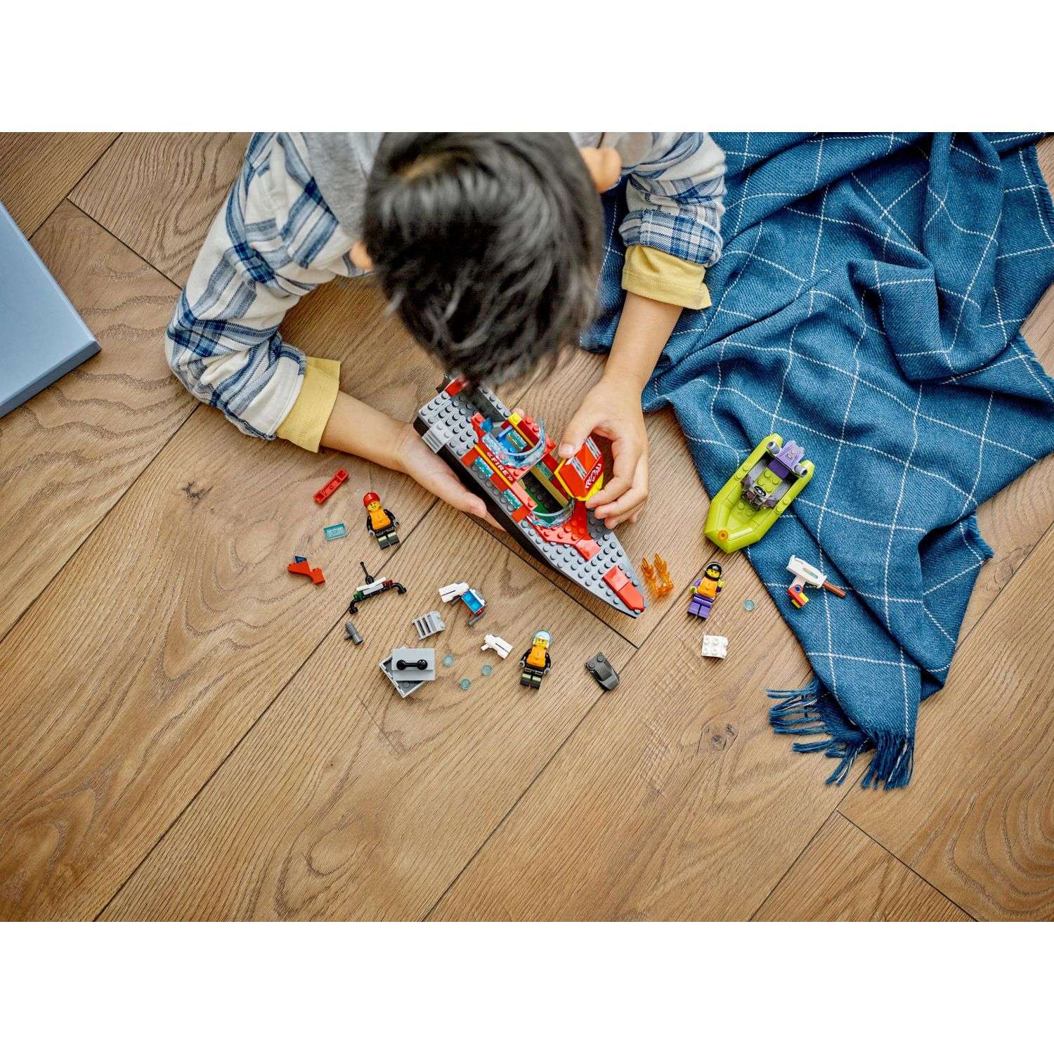 Конструктор LEGO Пожарно-спасательная лодка 60373 - фото 9