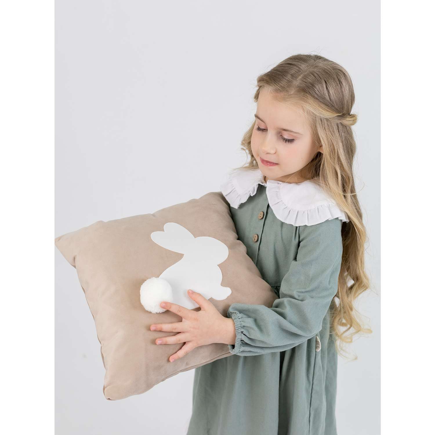 Подушка декоративная детская Мишель Зайка с пушистым хвостом бежевый цвет левая - фото 4