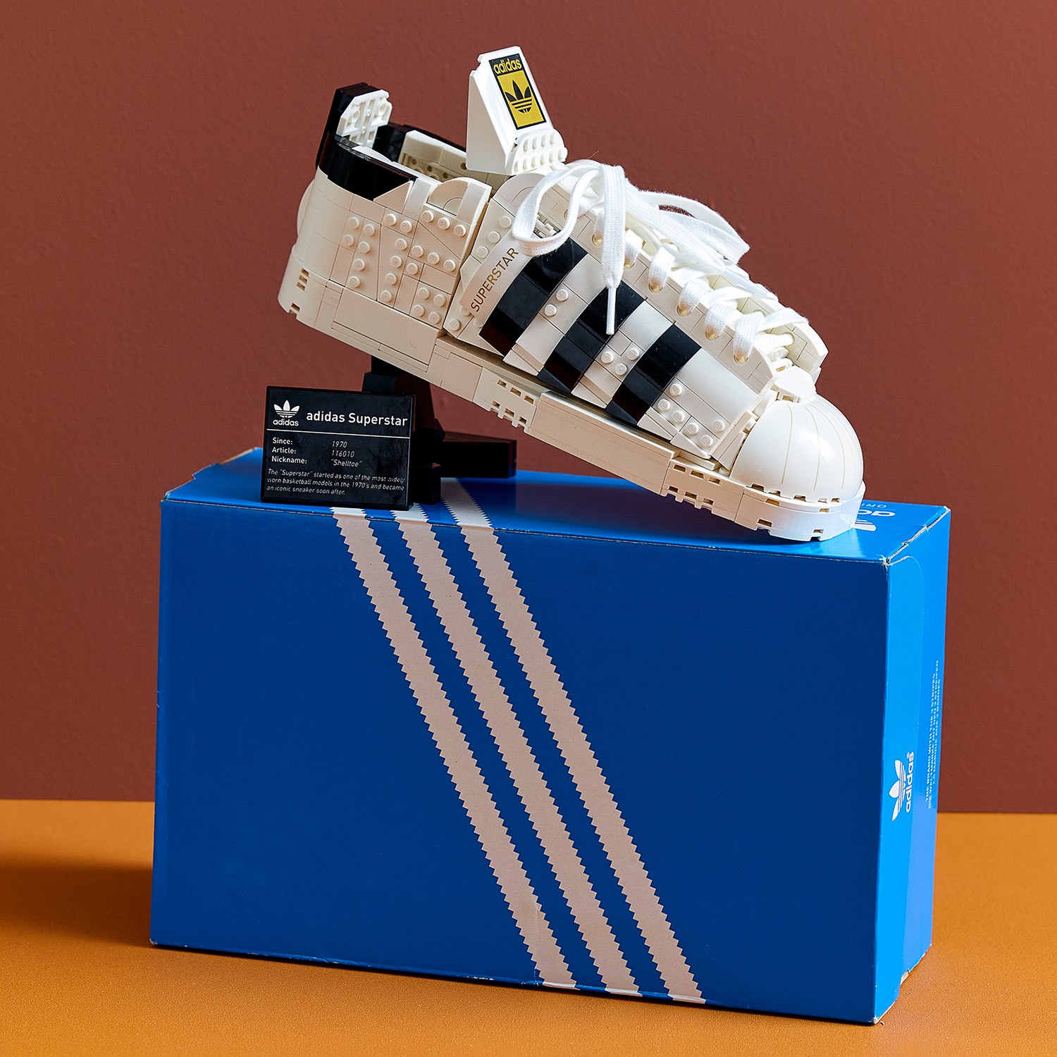 Конструктор LEGO Icons Кроссовки adidas Originals Superstar 10282 - фото 6