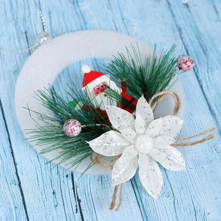 Украшение Зимнее волшебство новогоднее «Рождественский венок» дедушка мороз с цветком 10 см