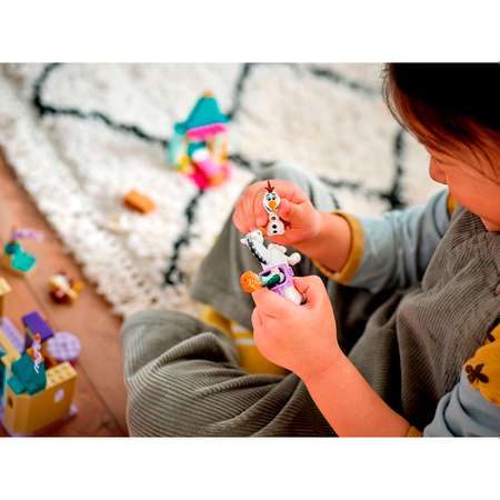 Конструктор детский LEGO Princess Веселье Анны и Олафа в замке 43204