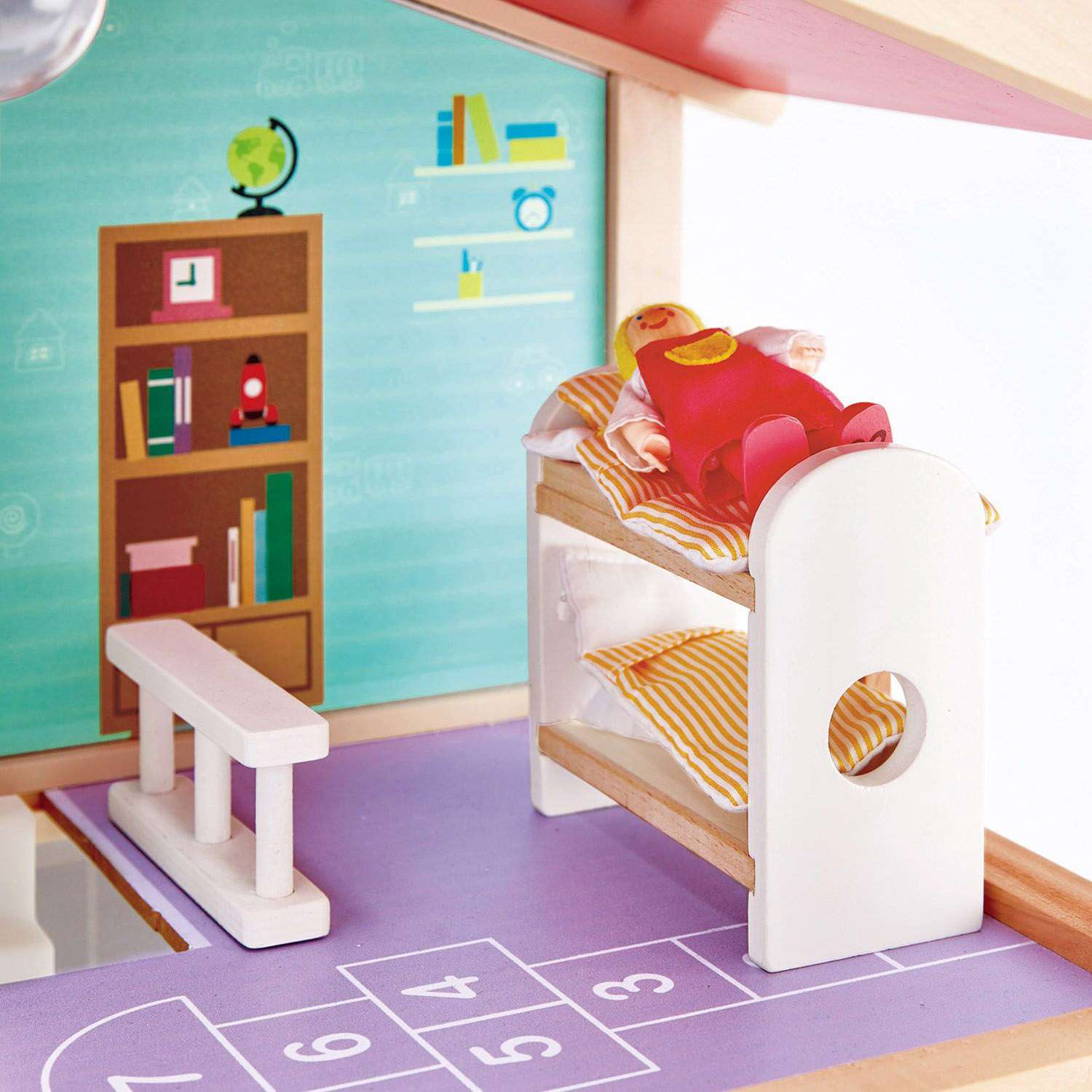 Кукольный домик Hape Семейный особняк с мебелью 29 предметов с 4 куклами свет звук E3405_HP E3405_HP - фото 7