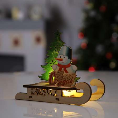 Светодиодная фигура Sima-Land «Сани со снеговиком» 15.5×12×5.5 см дерево батарейки LR1130х3 свечение тёплое белое