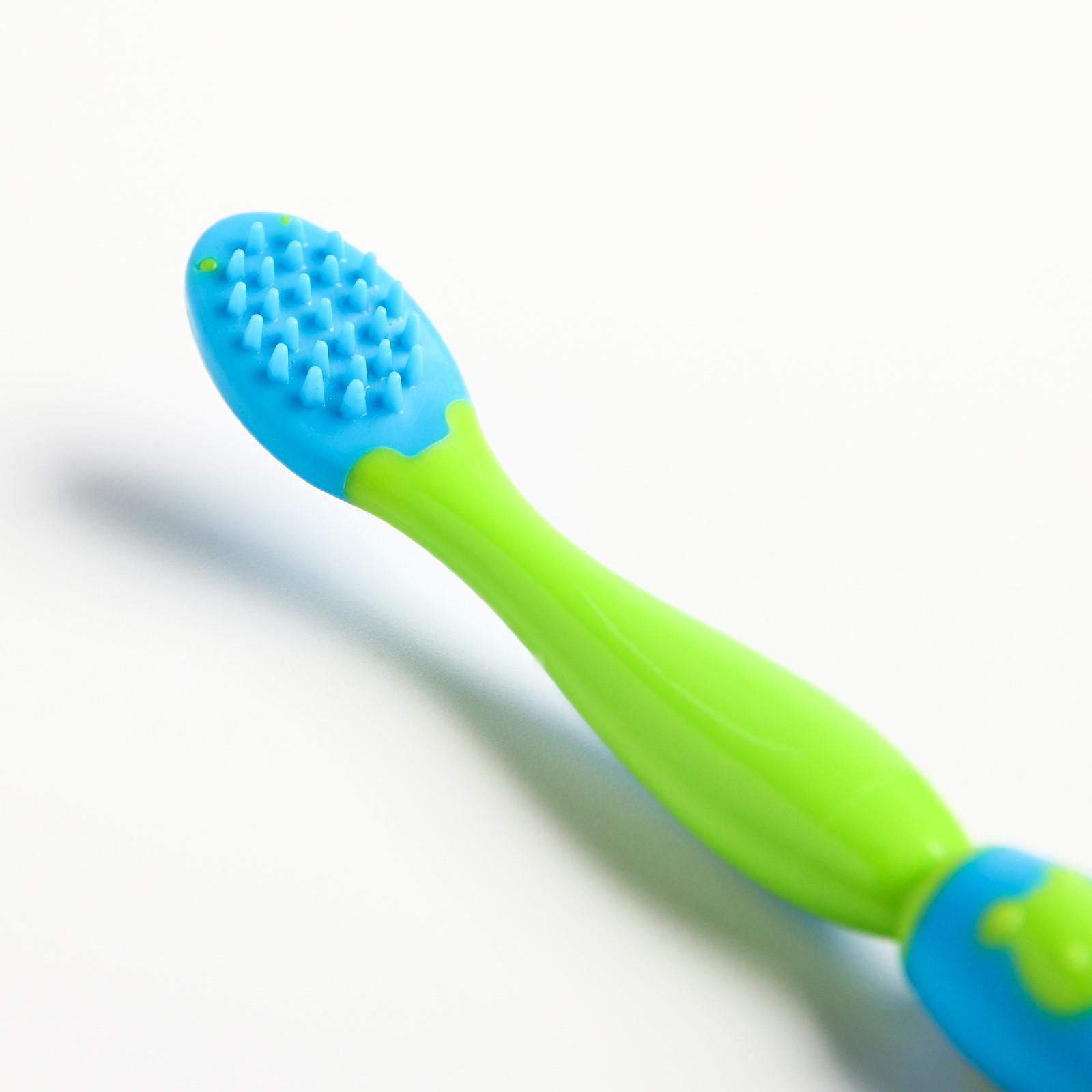 Детская зубная щетка Крошка Я массажер с силиконовыми щетинками. от 6 мес. цвет зеленый/голубой - фото 2