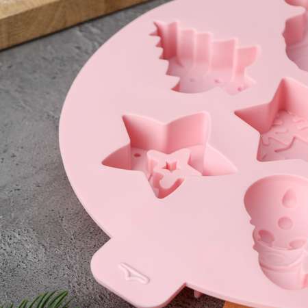 Форма Доляна силиконовая для выпечки «Новый год» 23×23×2 3 см 7 ячеек цвет розовый
