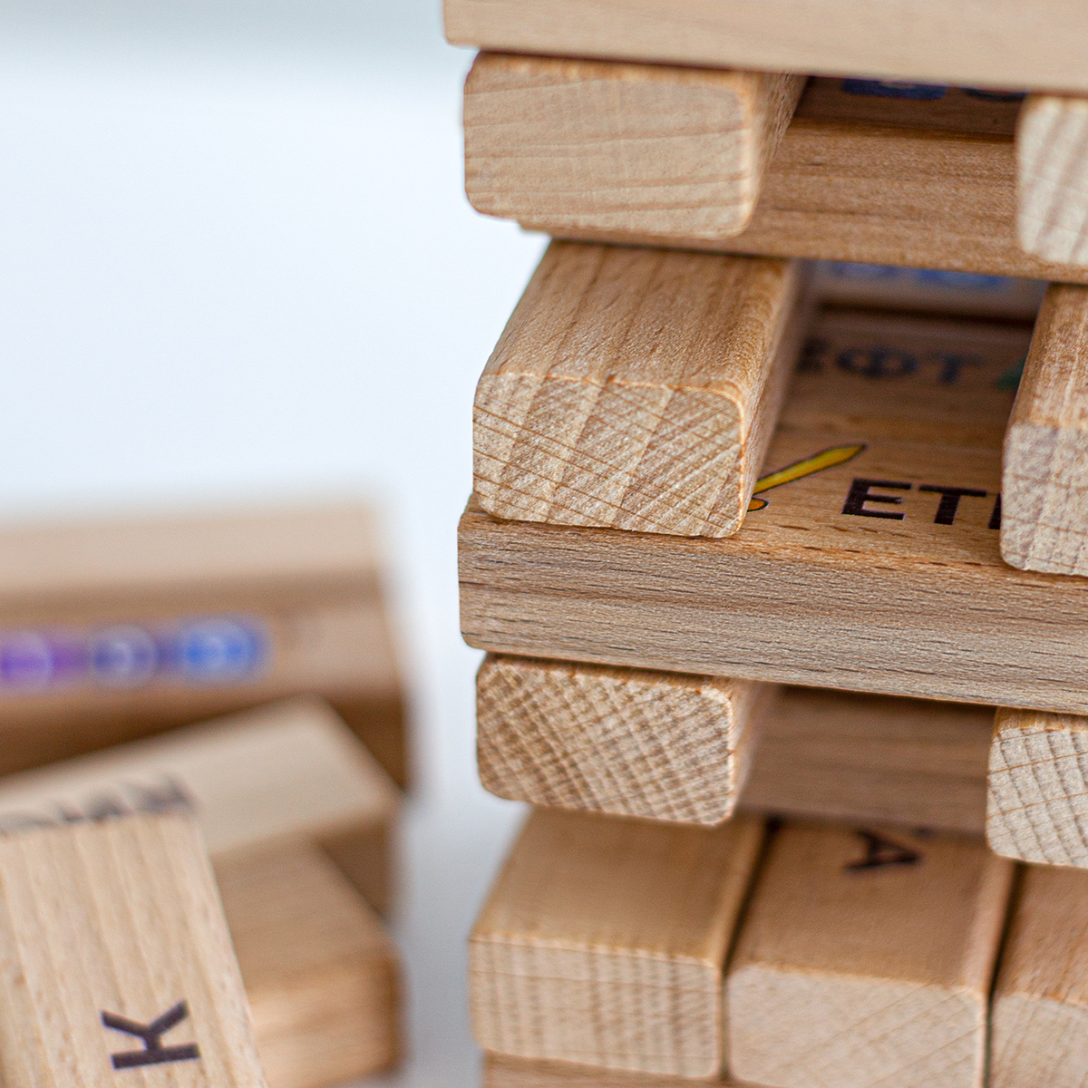 Настольная игра Leader Дженга Башня с ребусами из 54 элементов в деревянном ящике - фото 6