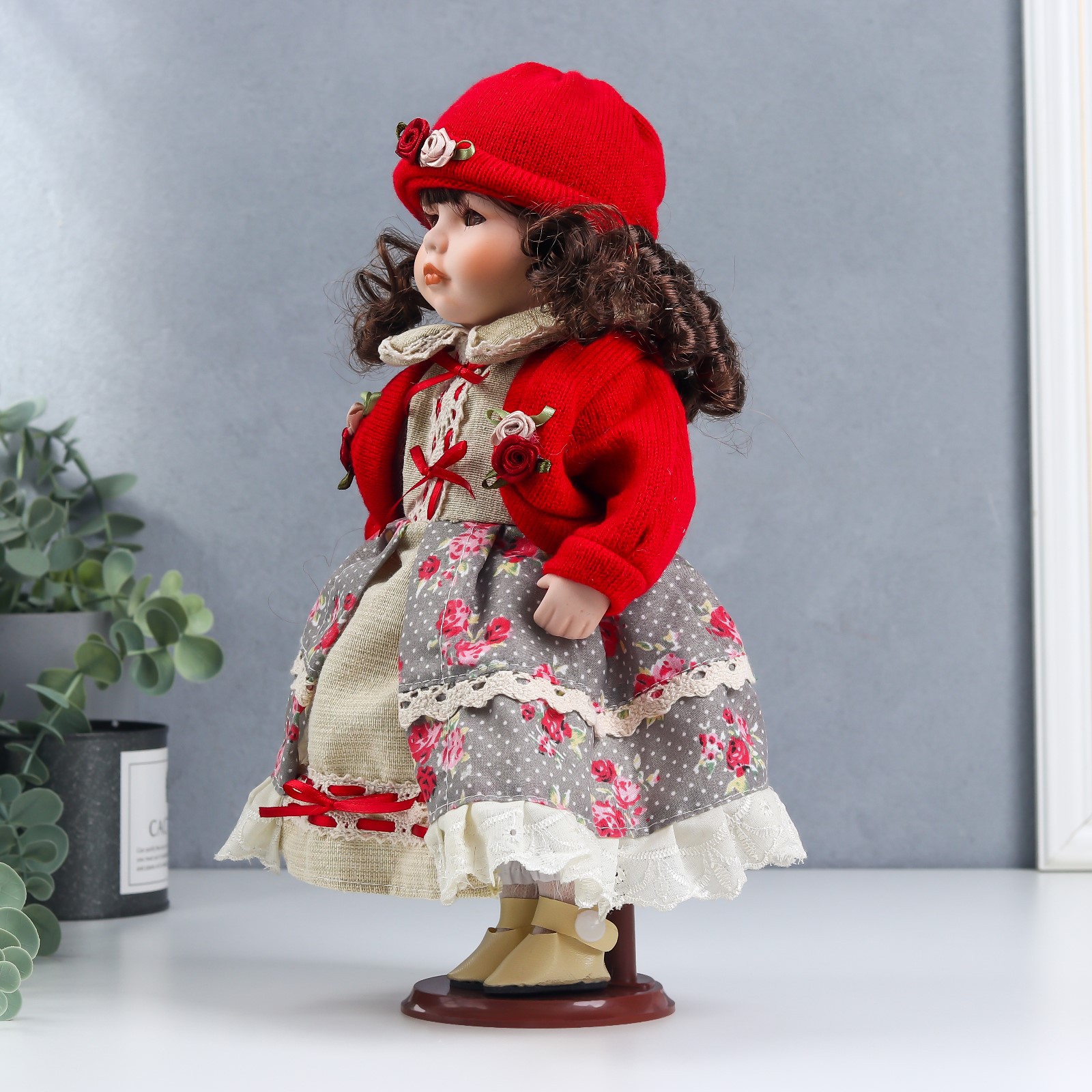 Кукла коллекционная Зимнее волшебство керамика «Лиза в платье с цветами в красном жакете» 30 см - фото 3