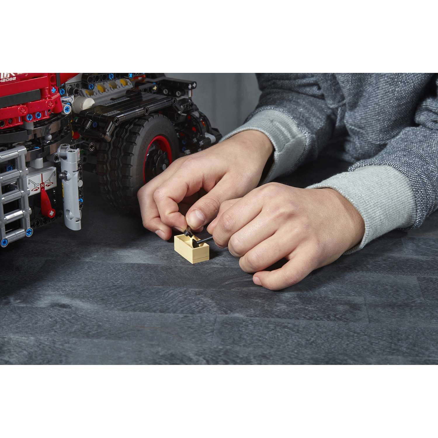 Конструктор LEGO Technic Подъёмный кран для пересечённой местности 42082 - фото 49